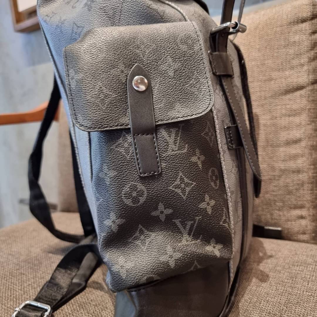 LV Christopher PM Monogram Eclipse Reverse เป้สะพายหลังใบใหญ่ LV MONOGRAM BACKPACK ที่หนุ่มๆตามหากันมากที่สุด LONG WEEKEND กระเป๋าใบใหญ่ต้องมี!! รุ่นสุดฮอต!! ด้วยรูปทรงที่คลาสสิค สไตล์เอกลักษณ์ วัสดุหนังแคนวาส ทนทาน