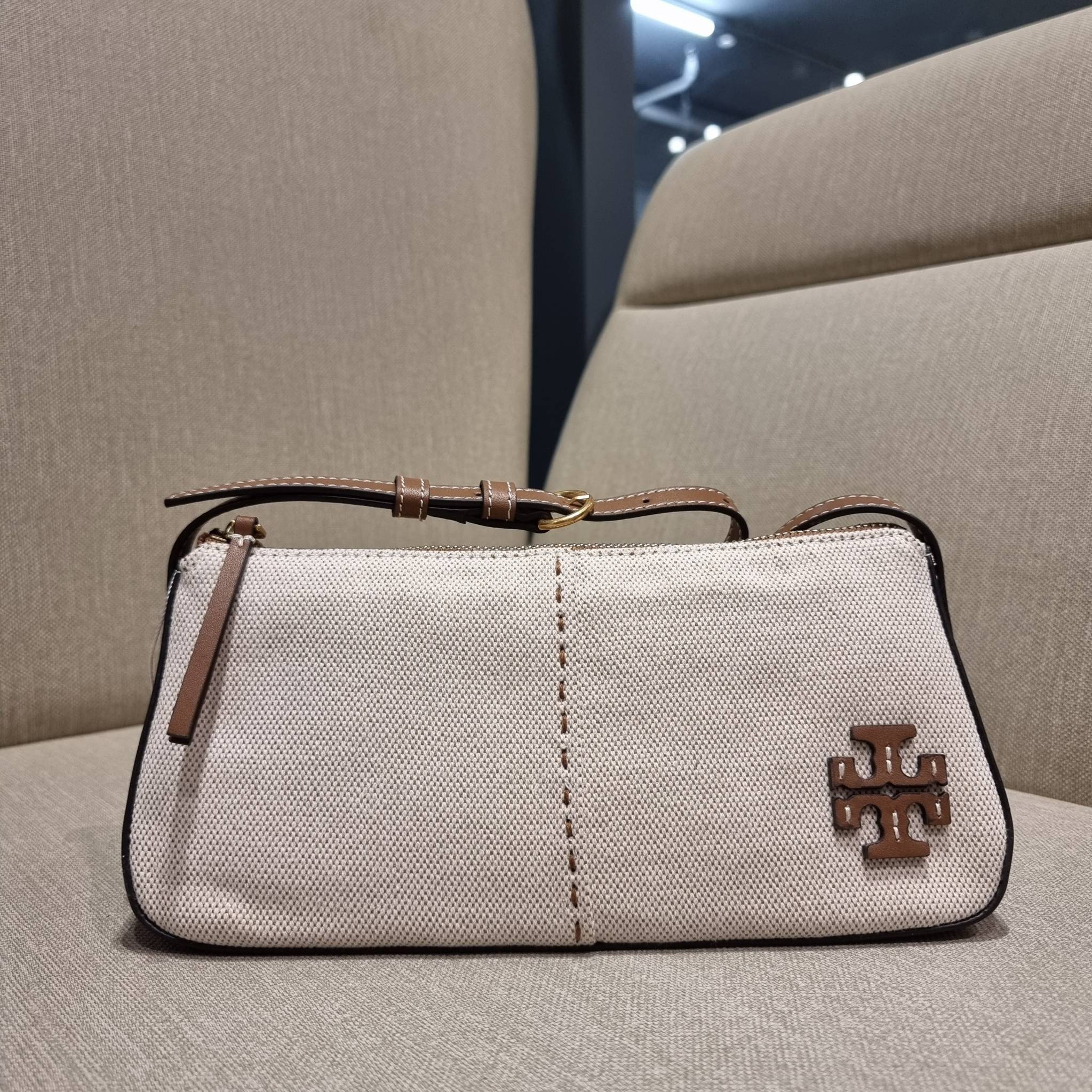 TORY BURCH MCGRAW CANVAS WEDGE กระเป๋าสะพายไหล่ ทรงสวยไม่ซ้ำ ไม่เกร่อ!! สะดวกใช้งาน ดีไซน์เรียบแต่แฝงความหรู และคลาสสิคในตัว วัสดุผ้าแคนวาสตัดสลับหนังแท้ สวยคม เปิด-ปิดด้วยซิป ภายในเป็นช่องโล่ง มีช่องย่อยเก็บบัตร มาพร้อมสายสะพายในตัว ปรับได้อีกเล็กน้อย ไอ