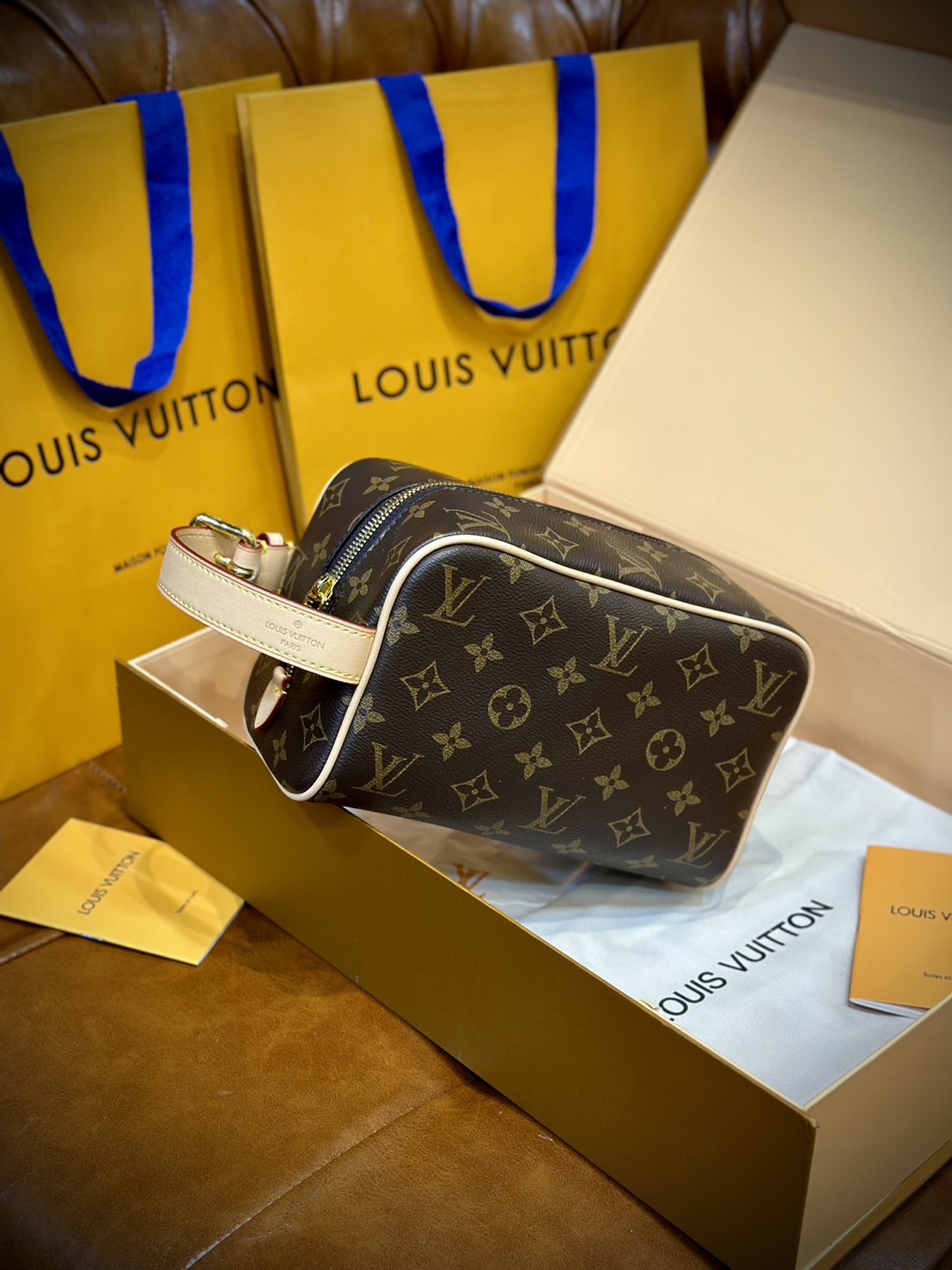 LV Trousse Toilette Locker Dopp Kit / LV Clutch Bag 22cm กระเป๋าถือทรงพอชหรือคลัช แบบคลาสสิกสวยงามเป็นเอกลักษณ์ มีหูหิ้วพกพาสะดวก เกรดออริ
