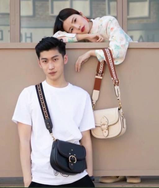 COACH C3837 BEAT SADDLE BAG WITH HORSE AND CARRIAGE PRINT The best item! ที่สาวๆรอคอย! ฮอตไฟลุก! สีหายาก ละมุนคุณหนู คอลเลคชั่นใหม่ ดีไซน์หรูหรา พิเศษมากๆมาพร้อมสายสะพาย 2 เส้น ใช้คู่กันหรือแยกสะพายก็สวยครบสูตร กระเป๋าสะพายทรง saddle คลาสสิค เปิด-ปิดด้วยก