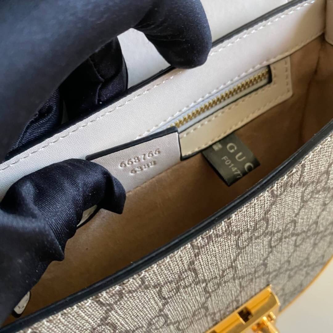 กระเป๋าสะพายคาดลำตัวรุ่นนี้โดดเด่นด้วยรูปทรงกลมสุดชิค ขนาดกะทัดรัด พร้อมด้วยหนังกระเป๋าที่ทำจากหนังแท้คุณภาพดี เพราะ Kira Chevron เป็นรุ่นที่ตอบโจทย์และครองใจสาว ๆ ได้อย่างแท้จริง เนื่องจากมีดีไซน์เรียบหรู โดยทางแบรนด์ได้ใช้เทคนิคการเย็บบนหนังเป็นลายเส้น 