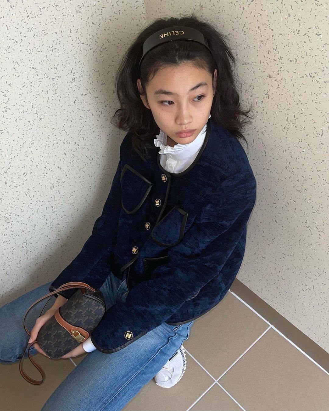 CELINE MINI CROSSBODY BAG VIP GIFT WITH PURCHASE (GWP) กระเป๋าพรีเมี่ยมกิ๊ฟ Limited Edition จาก CELINE PARFUME DUTYFREE COUNTER วัสดุ TRIOMPHE CANVAS ดีไซน์สุดคลาสสิคเปิดปิดด้วยฝาปิดแม่เหล็ก ด้านหน้าตกแต่งด้วยแม่กุญเเจแบรนด์สามารถใช้งานจริงได้ ภายในโล่งมี