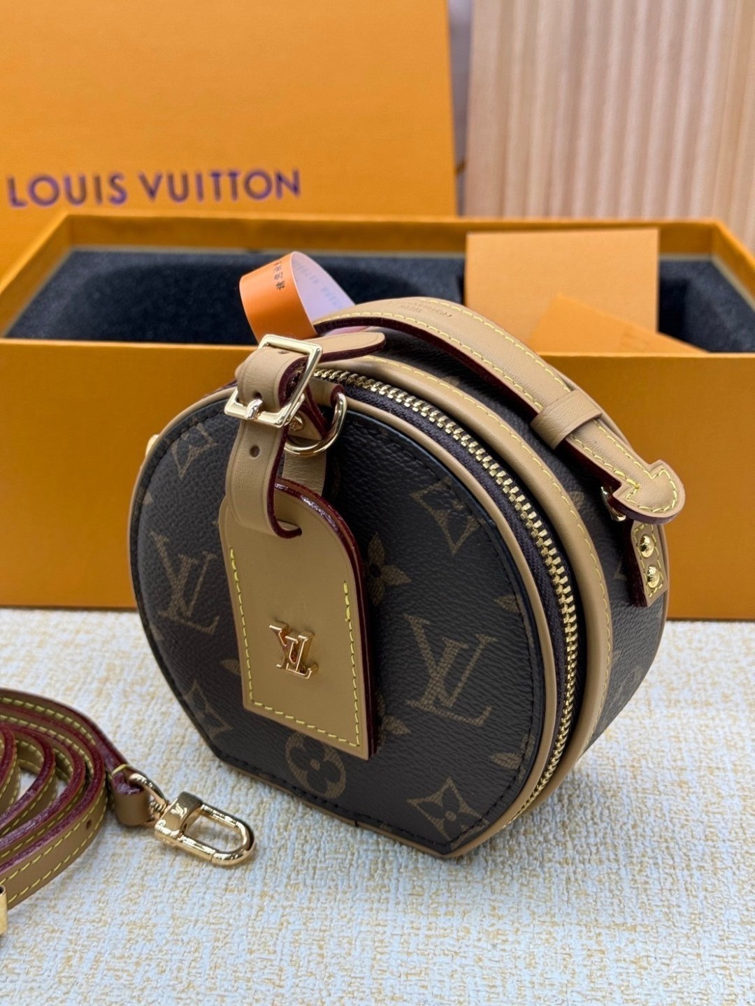 สลับแท้ Top ORI | LV Mini Boite Chapeau / lvpetite กระเป๋าคาดเอว พร้อมสายสะพายข้างได้ หนังแคนวาสแท้ เกรดดีสุด 🤍 เกรดเทพออริจินอล สลับแท้ 1:1 ภาพถ่ายจากงานขายจริง ใช้งานต่างประเทศได้