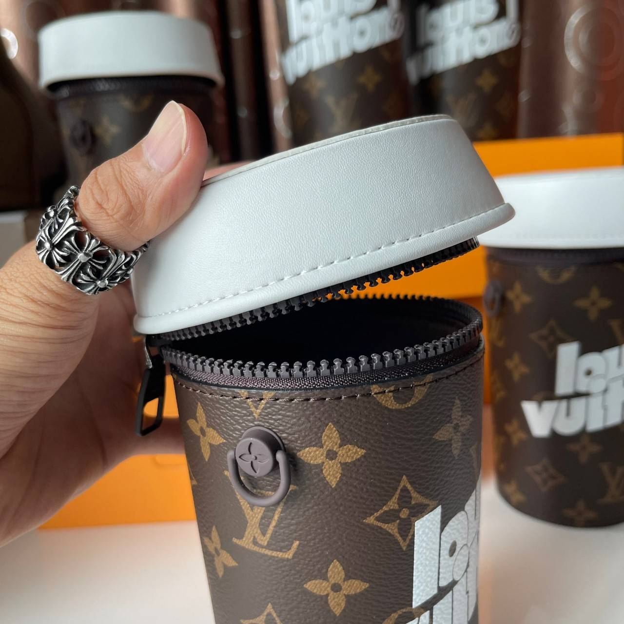 LOUIS VUITTON COFFEE CUP limited งานหนังแท้สวยมาก ใส่โทรศัพท์ได้ มีพื้นที่ว่างให้ใส่กระเป๋าตังค์ยาวได้อีกด้วย น่ารัก เก๋ๆ คูลๆ เลยค่าา