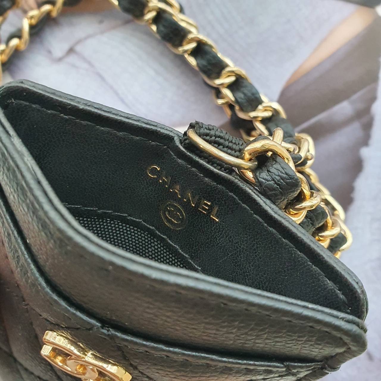 CHANEL CARD HOLDER WITH CHAIN พร้อมส่งที่ไทย สายคล้องบัตรสุดคลาสสิค จากงานพรีเมี่ยมกิ้ฟท์แบรนด์ดังอย่าง CHANEL วัสดุหนังสังเคราะห์ ลายสวยมาก ด้านหน้าประดับโลโก้ CC มีช่องใส่บัตรมากกว่า4ใบ มาพร้อมสายคล้องแบบโซ่สลับหนัง ไอเท็มสุดหรูแบบนี้ ต้องมีติดตัวไว้น้า