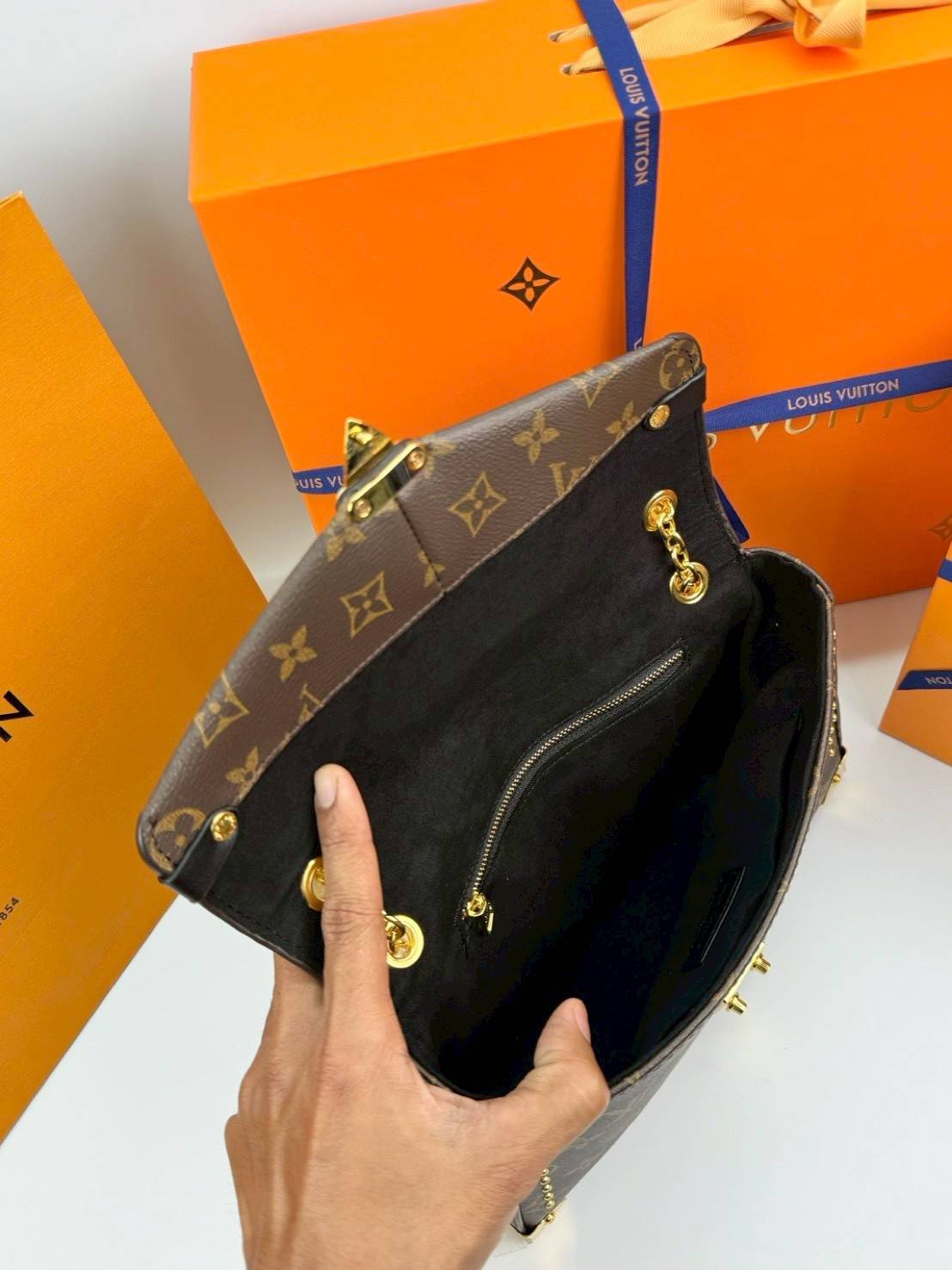 ORI หนังแท้ | LV Trunkie bag กระเป๋าสะพายรุ่นใหม่ ดีไซน์ร่วมสมัยโดดเด่นด้วยมุมโลหะ เฉลิมฉลองเอกลักษณ์ที่สืบทอดมาอย่างยาวนาน ผสานฟังก์ชันการใช้งานเข้ากับความหรูหรา Monogram แคนวาสตกแต่งหมุดสีทอง