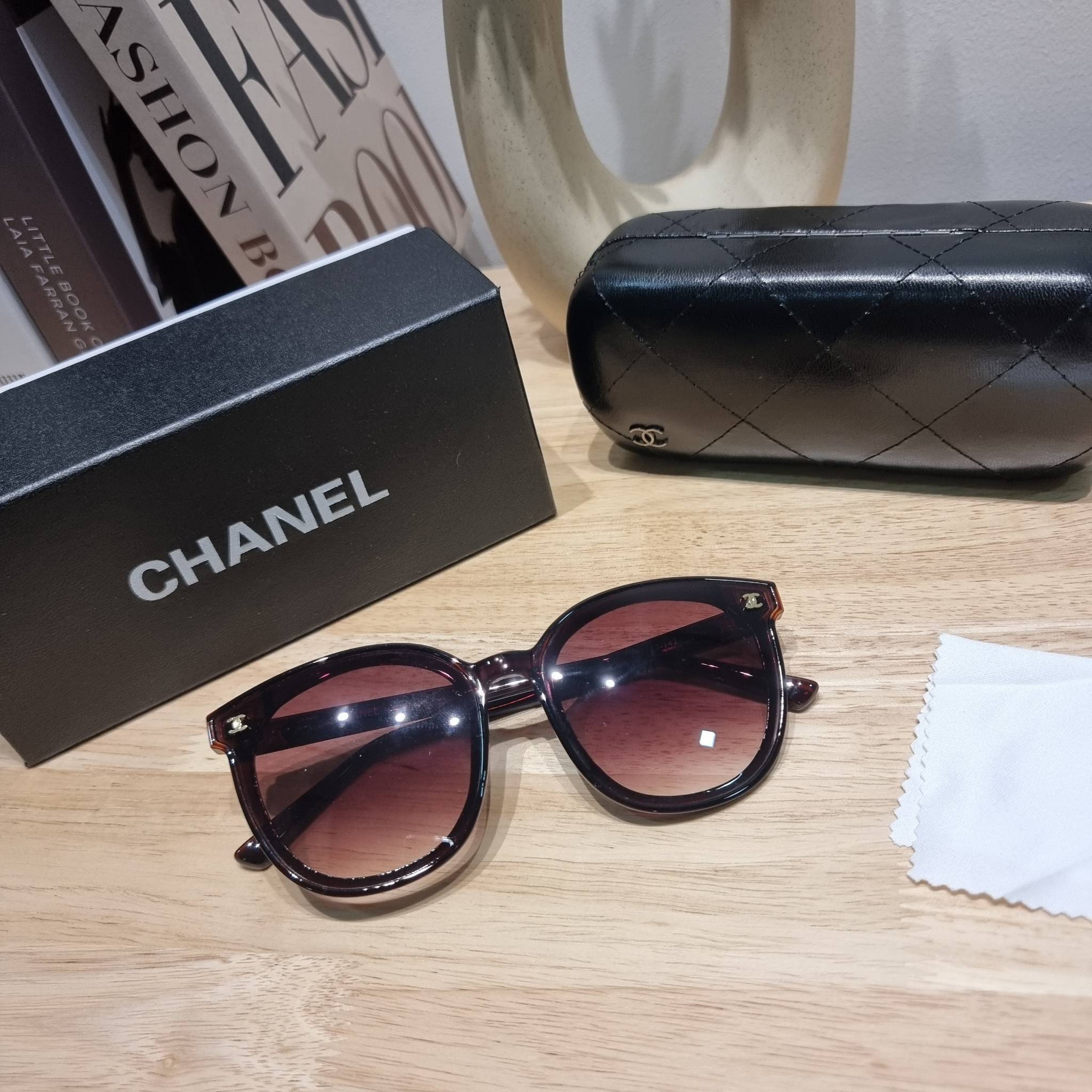 Chanel eye-glasses UV protection gift Box set สุดคุ้ม มาพร้อมอุปกรณ์ครบเซ็ท ดีไซน์ชิคมากแม่!! รับรองไม่ซ้ำใคร ใส่เสริมโหงวเฮ้ง ดูผู้ดี มีพกติดตัวไว้ไม่ตกเทรนด์ ใช้ได้ทุกโอกาส ทุกสถานการณ์ ใส่ที่บ้านถนอมสายตา