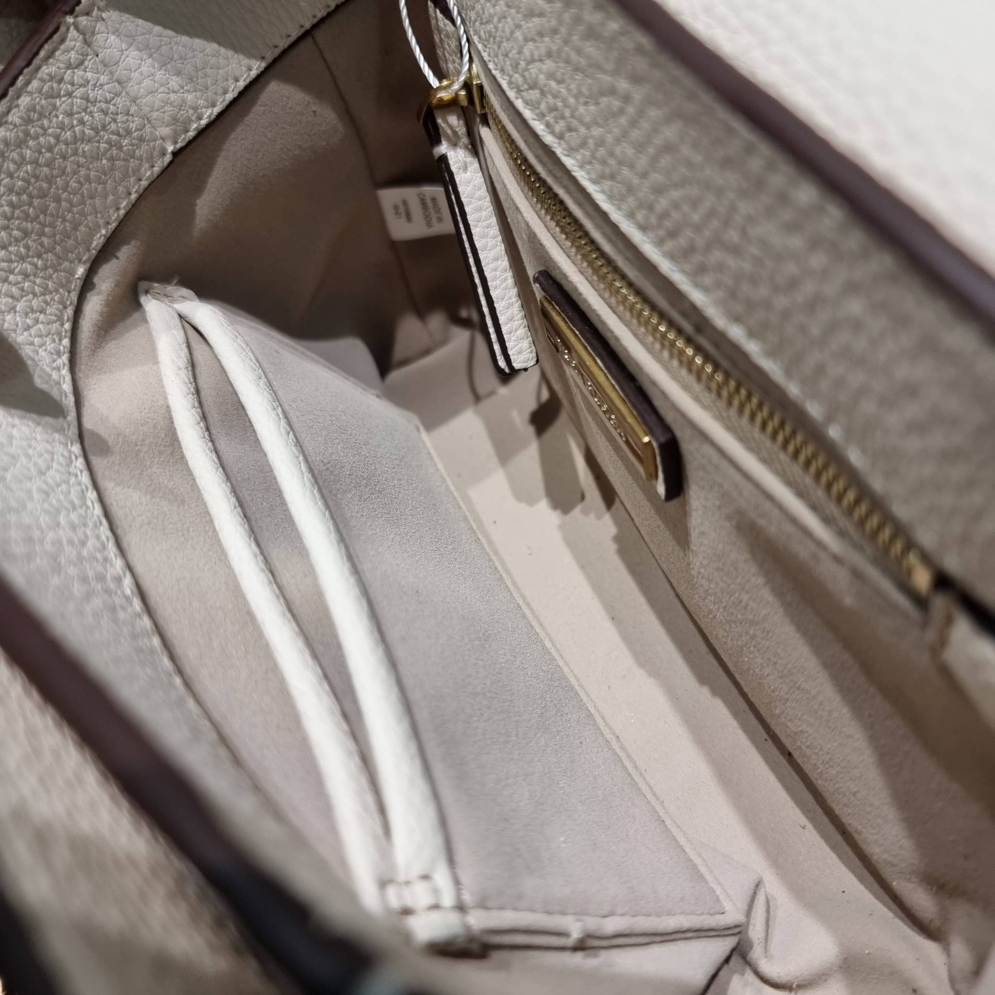 TORY BURCH LIMITED-EDITION SHOULDER BAG รุ่นลิมิเต็ด กับกระเป๋าสะพายไหล่ทรงผู้ดี ที่ผลิตมาในจำนวนจำกัด โดดเด่นด้วยอะไหล่ทองคลาสสิคหรูหรา