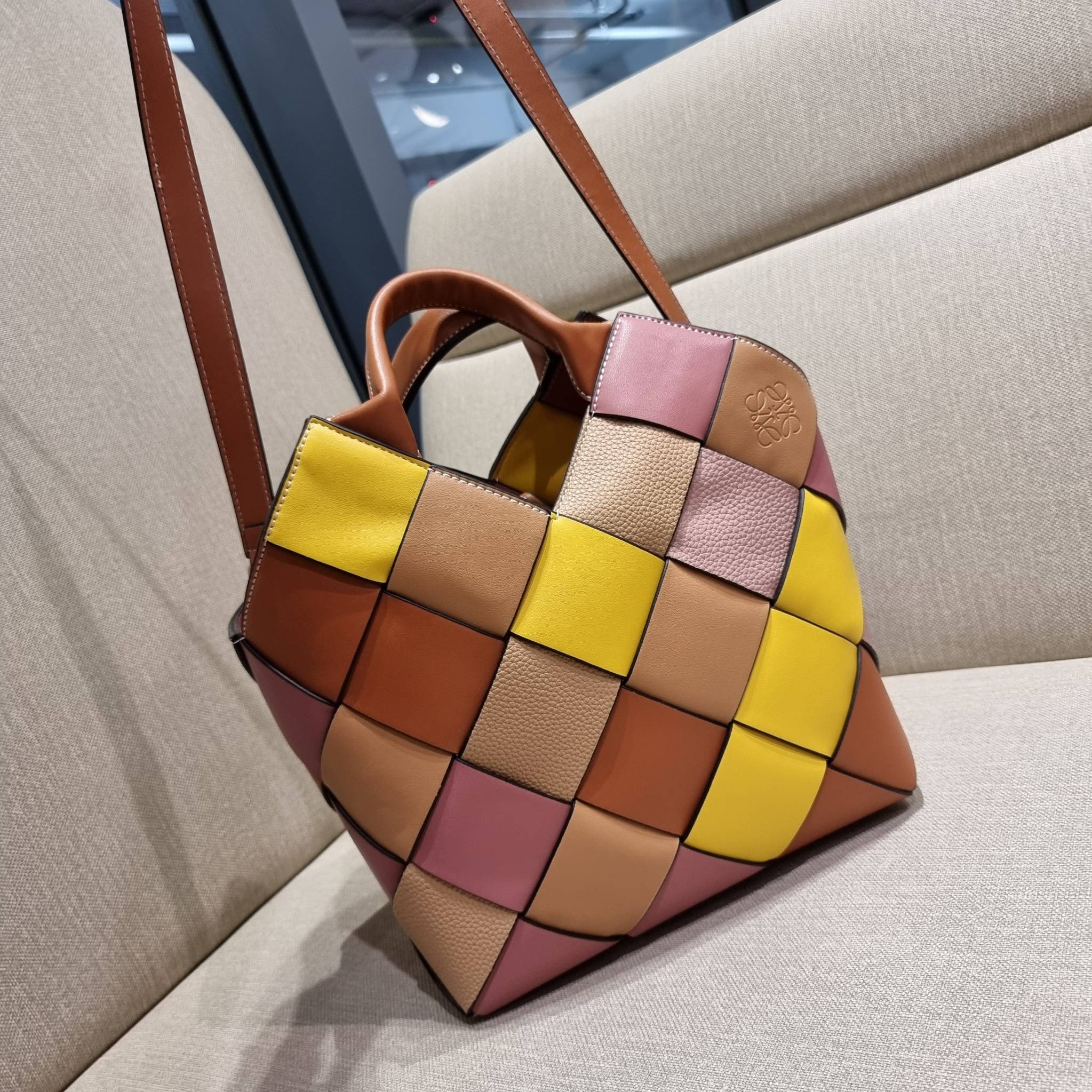 LOEWE SURPLUS LEATHER WOVEN BASKET BAG IN CLASSIC CALFSKIN ใหม่ล่าสุดและสวยที่สุด กระเป๋าสะพานที่ถักทอด้วยความปราณีต โดดเด่นด้วยสีที่จับมาคอนทราสได้ลงตัว ใบใหญ่จุได้แบบเน้นๆ วัสดุหนังวัวแท้เต็มใบ หรูเลิศ ปากกระเป๋ามีสายหนังสำหรับผูกรวบปากกระเป๋า ภายในโล่ง