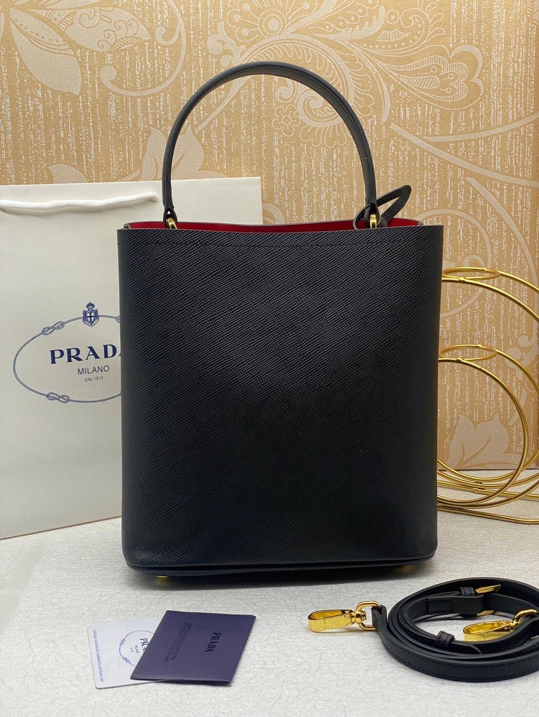 22cm Medium Prada Panier Saffiano Leather Bag / PRADA Saffiano Bucket Bag กระเป๋าสะพายทรง bucket ไซส์ใหญ่ ตอบโจทย์กับไลฟ์สไตล์คนรุ่นใหม่ที่ชอบพกพาของเยอะ ภายในโล่งกว้าง ใส่ของสำคัญได้เลย รีบจับจองกันน้า ราคาสุดคุ้มแบบนี้ ตำเลย!