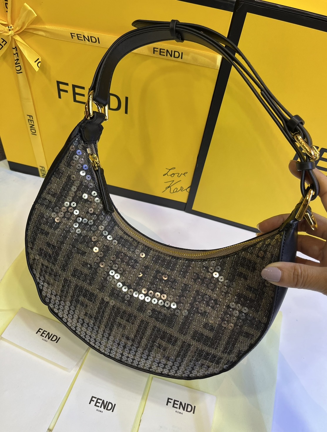 FENDI Fendigraphy Hobo Bag Brown fabric charm / Fendi hobo bag พร้อมส่ง กระเป๋าสะพายไหล่เฟนดิปักเลื่อมรุ่นใหม่ สวยหรู **สินค้าเกรดออริจินอล 1:1 สลับแท้