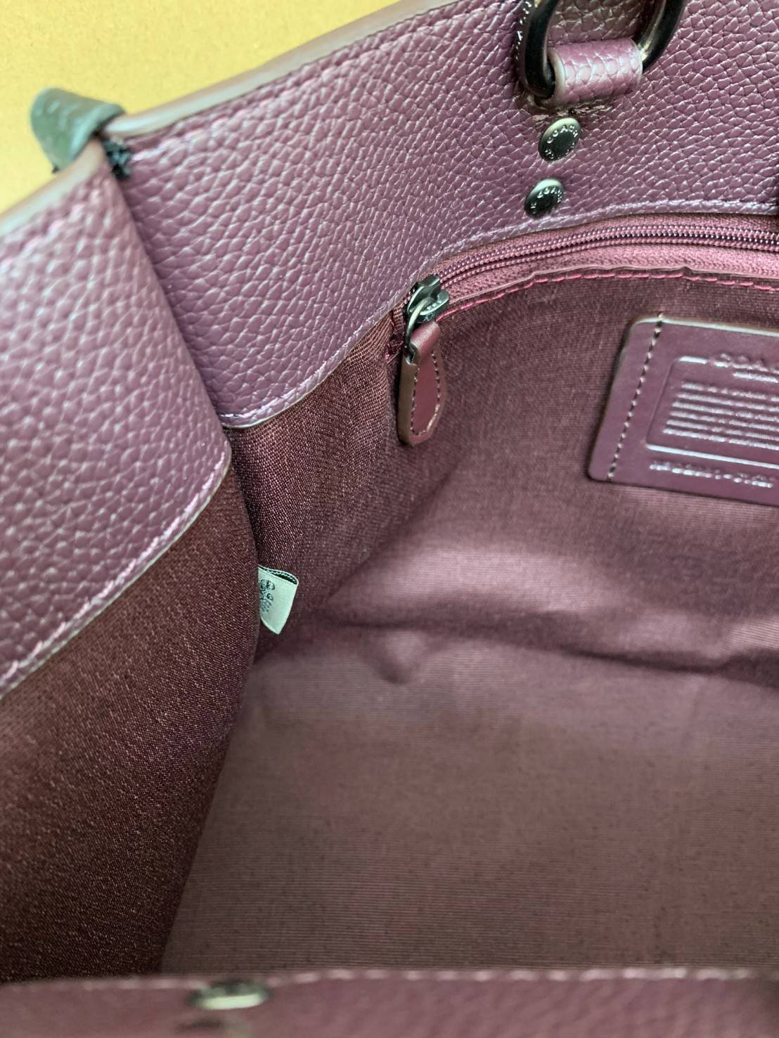 พร้อมส่ง 4ลาย 🌈ไม่มีในช๊อปไทยจร้าา😘 COACH DEMPSEY CARRYALL IN SIGNATURE JACQUARD WITH STRIPE AND COACH PATCH (C2826,C1527,C4113) พร้อมส่งความสวย! คุณภาพจัดเต็มค่ะ กระเป๋าทรงTote วัสดุ Jackquard+หนังแท้ ได้ลงตัวสวยงาม ด้านหน้ามีโลโก้แบรนด์ว