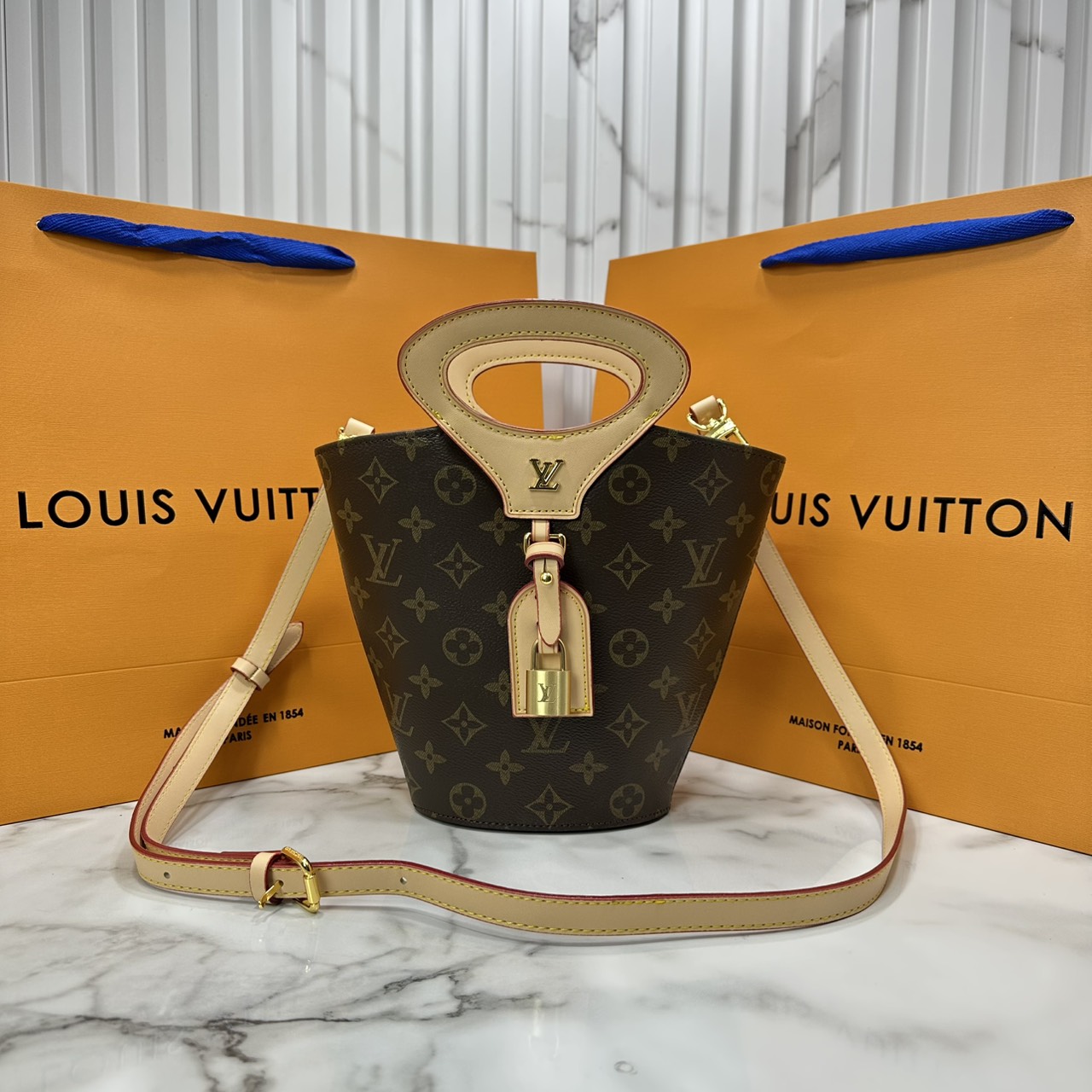 ORI หนังแท้ | LV Rivage BB Spring-Summer 2025 / LV Bucket Bag ใหม่ล่าสุด กระเป๋าสะพายทรงบัคเก็ต จัดเต็มาสุดปัง ทรงสวยทรงใหม่โดดเด่นด้วยหูจับในตัวที่ออกแบบใหม่ได้เก๋ลัคชูมาก