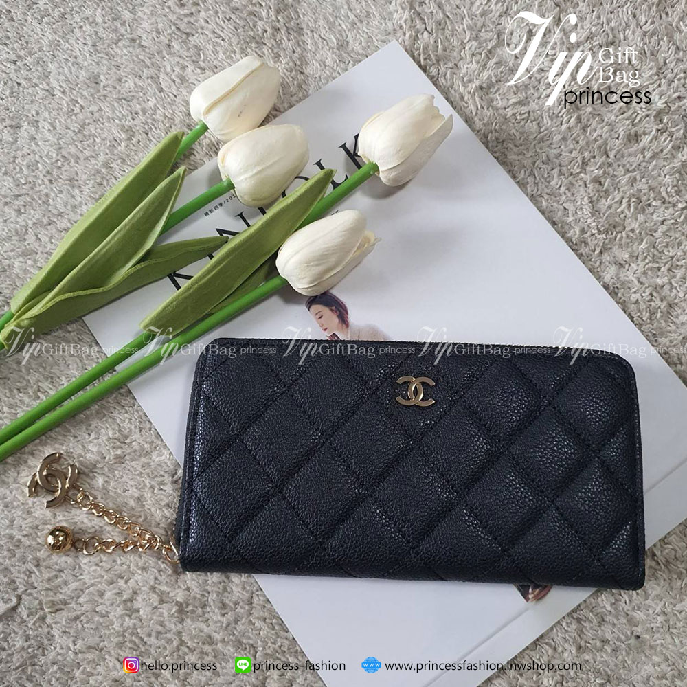 กระเป๋าสตางค์ใบสัยาวซิปรอบ แนะนำรุ่นนี้คะ งานพรีเมี่ยมกิ้ฟท์จากเค้าเตอร์ต่างประเทศ หนังสัมผัสลายคาเวียร์ด้าน จากแบรนด์ CHANEL (GWP) ด้านหน้ามีโลโก้แบรนด์ CC สีทองหรู #อะไหล่สีทองทั้งใบ เปิดปิดด้วยศิปรอบสีทอง ใส่ธนบัตรได้2ช่องใหญ่ ช่องใส่เหรียญปิดเปิดด้วยเ
