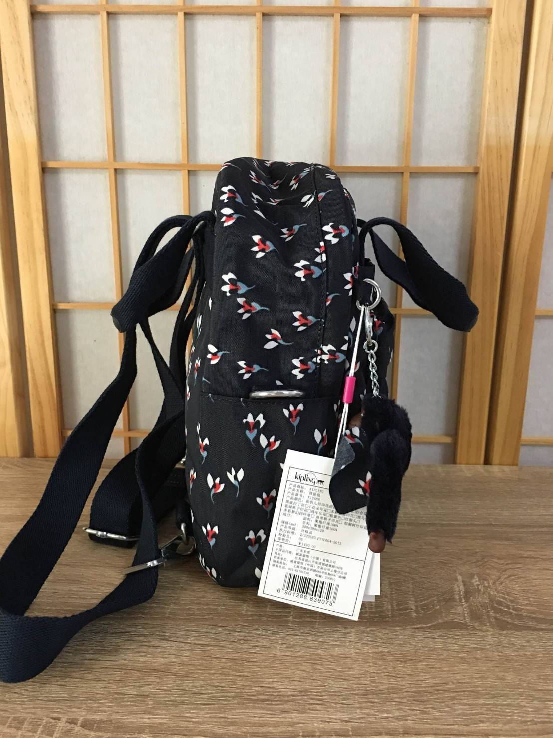 Kipling Mini Backpack K12688 กระเป๋าขนาดมินิ ใช้งานได้ถึง 3 แบบ ปรับเป็นเป้สะพายหลัง สะพายข้าง และมีหูหิ้ว ลวดลายสวยน่ารัก มีช่องเก็บหลายช่องแยกเก็บของจุกจิก ด้านข้างมีช่องโล่งไว้ใส่ขวดน้ำหรือของที่ต้องหยิบใช้บ่อยครั้ง สะพายได้กับสาวทุกลุคเลยค่ะ ไม่ควรพลา