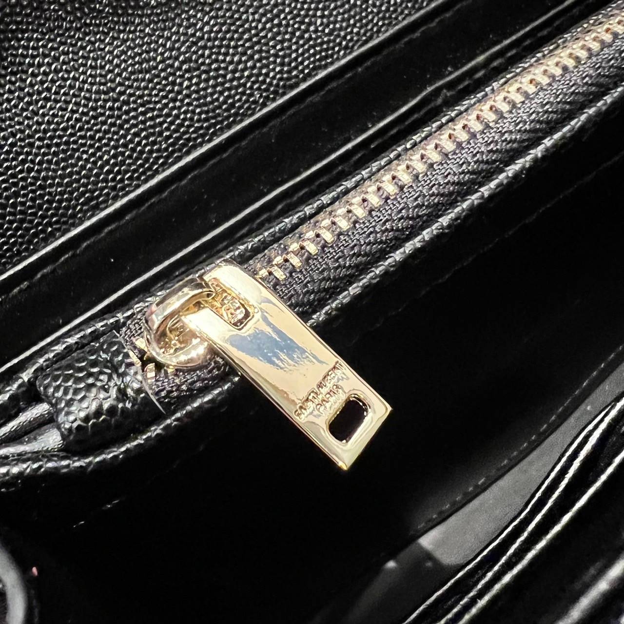 ไม่เคยผิดหวังจริงๆ!! กับรุ่นที่สาวๆรู้กัน Yves Saint laurent clutch bag with chain กระเป๋าสะพายทรง woc สุดฮอต ดีไซน์เรียบหรู โดดเด่นด้วยโลโก้ด้านหน้า เพิ่มดีเทลความผู้ดี วัสดุหนัง pepble ทนทาน ใช้งานง่ายเพียงแค่เปิด-ปิดด้วยกระดุมแม่เหล็ก ภายในแบ่งสัดส่วนไ