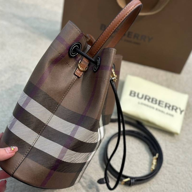 Burberry Brown Small TB Bucket Bag / BURBERRY MONOGRAM BUCKET BAG กระเป๋าถือ กระเป๋าสะพายครอสบอดี้ วัสดุหนังพิมลาย MONOGRAM โทนเข้ม