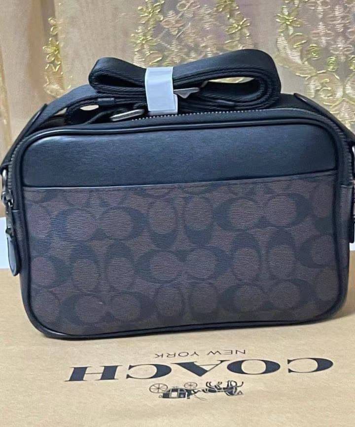 COACH GRAHAM CROSSBODY IN SIGNATURE CANVAS (COACH C4149) กระเป๋าครอสบอดี้รุ่นยอดฮิตสำหรับหนุ่มๆ ที่สาวๆก็ใช้ได้!! รูปทรงดีไซน์คลาสสิค ใช้งานสะดวก วัสดุหนังแคนวาสเคลือบลาย เปิด-ปิดด้วยซิป ภายในเป็นช่องโล่ง ใส่ของสำคัญได้ครบ สายสะพายปรับได้ตามตัว มีมาให้ช้อ