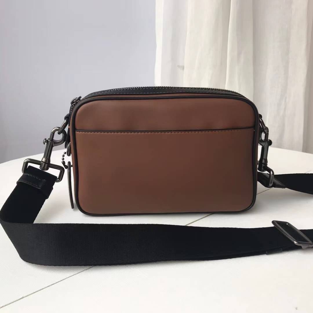 3สีเข้าใหม่งานคุณภาพอีกแล้วคับท่านน ทั้งสี ทั้งหนังสวยมากๆค่าา!! COACH GRAHAM CROSSBODY BAG ((39946)) พร้อมส่ง! กระเป๋าสะพายแบบครอสบอดี้ร์ ใช้ได้ทั้งชาย//หญิง หนังแท้อย่างดี เรียบหรูค่ะ ด้านหน้ามีช่องซิปซ่อนให้หนึ่งช่อง ช่องซิปหลักกว้าง ใส่ของจำเป็นได้ครบ