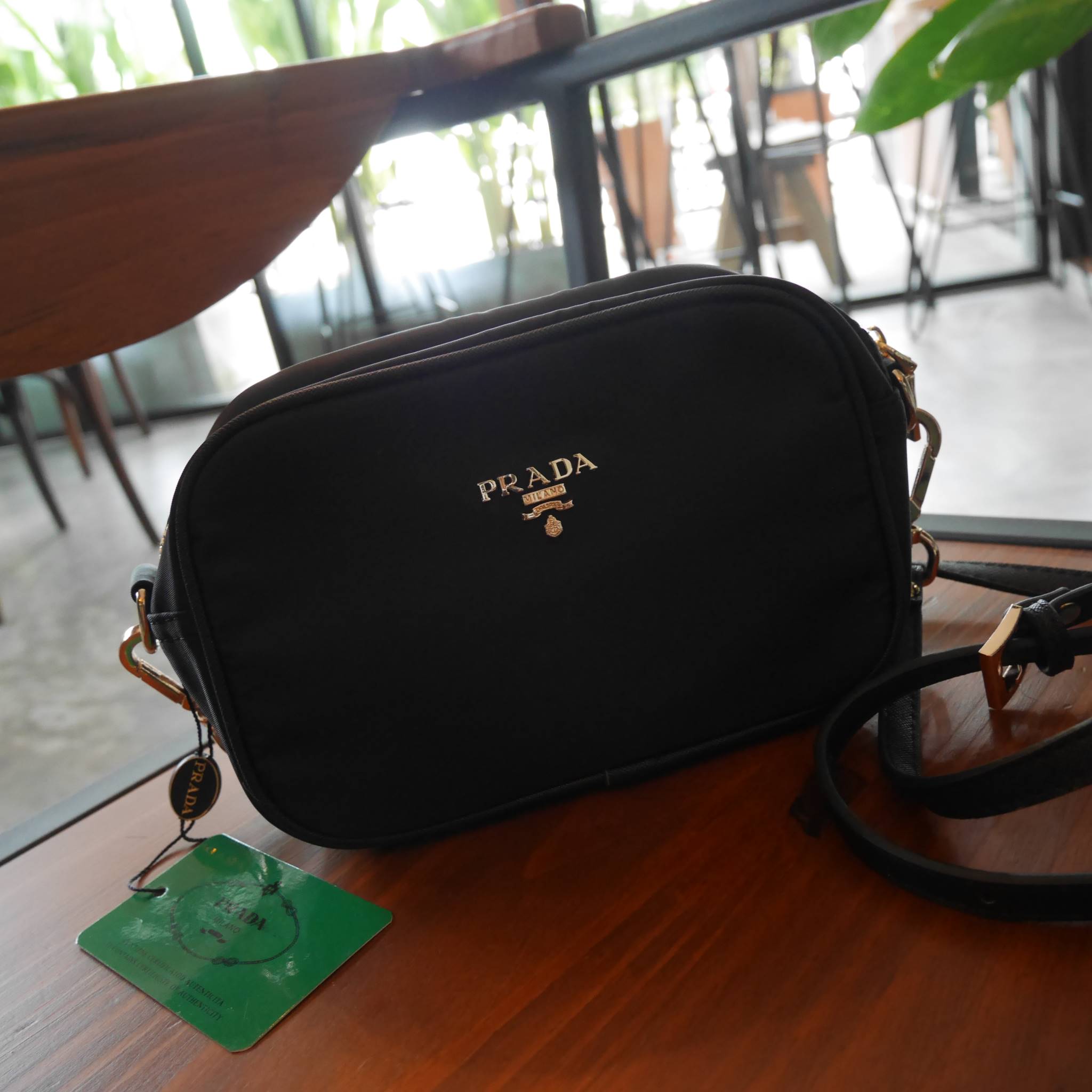 Best Seller อีกหนึ่งรุ่นในดวงใจสาวๆ♡ กระเป๋าอเนกประสงค์ จากแบรนด์ PRADA เป็นทรงสี่เหลี่ยม กระเป๋าเป็นผ้าไนล่อน ตามแบบฉบับของแบรนด์เลย ใบนี้มีสายยาว ปรับได้ free size เลยนะคะ เลิศมาก สามารถสะพายเป็น shoulder bag ได้เลย ขนาดกำลังดีค่ะ ใส่ของจุกจิก ip