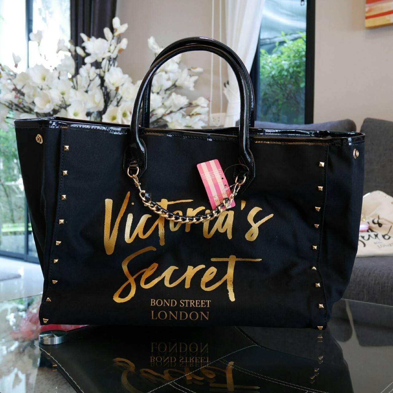 Victoria's Secret Canvas tote bag New Arrival กระเป๋าถือหรือสะพายทรง tote size L ใบใหญ่จุใจ วัสดุ Canvas หนา ด้านหน้าประดับโซ่ทอง สลับหนัง พร้อมสกรีนแบรนด์ Victoria's Secret และ ประดับหมุดด้านข้างเท่ๆห์เพิ่มดีเทล ปรับใช้ได้สองทรงค้า ภายในกว้างมี