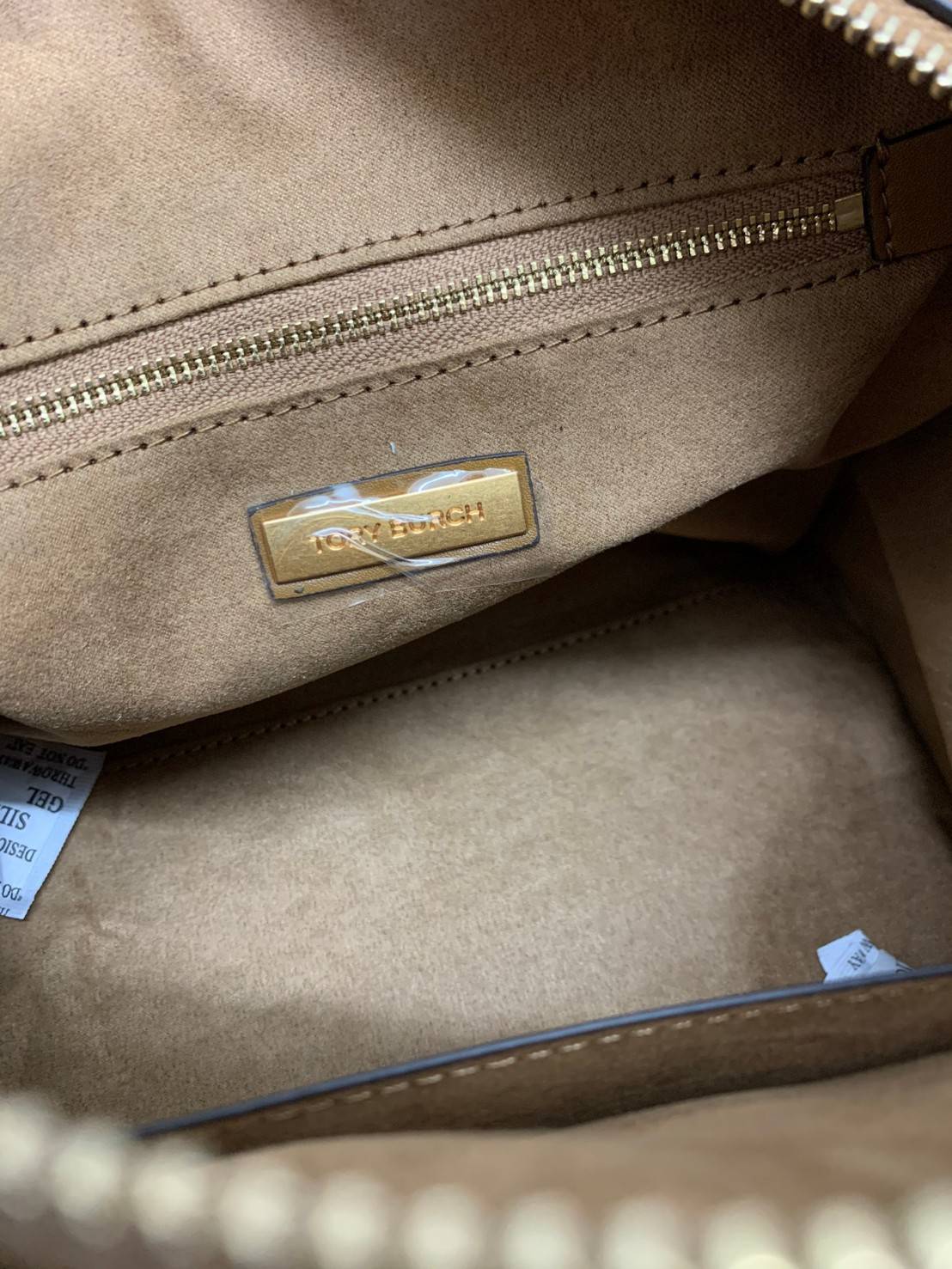 สวยก่อนใครแน่นอนค่ะนาทีนี้💋 💥รุ่นที่กำลังฮิตมากตอนนี้ของเหล่าคนดังใน ตปท.! TORY BURCH T MONOGRAM JACQUARD BARREL ((ใบใหญ่)) พร้อมส่งที่ไทยทันที! กระเป๋าทรงหมอนจาก Tory burch วัสดุ jacquardทอลายแบรด์+หนังแท้ ได้สวยงามหรู ดูคลาสสิคมากๆค่ะ เป