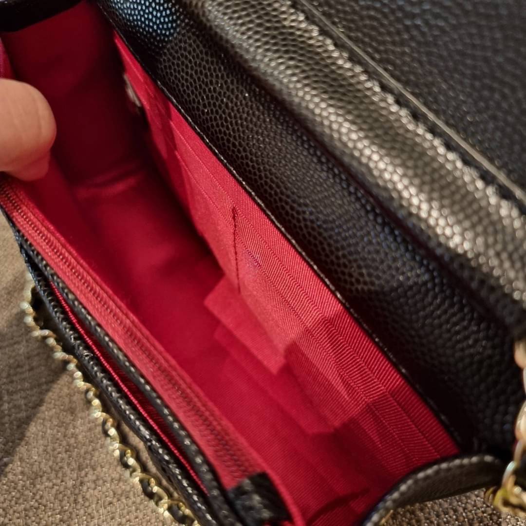 VIP 🥂 CHANEL WOC ฮอตกว่ารุ่นนี้คงไม่มีแล้ว!! เป็นรุ่นที่ถูกถามหาเยอะสุด!! ขายดีสุด!! และหมดไวมากๆ กระเป๋าสะพายข้างหนังลายคาร์เวีย มาพร้อมโซ่สะพายในตัว (ถอดออกไม่ได้) อะไหล่ทอง ดูผู้ดี้ ผู้ดี!! เปิด-ปิดกระเป๋าด้วยกระดุมแม่เหล็ก ภายในกระเป๋าเป็นช่อง