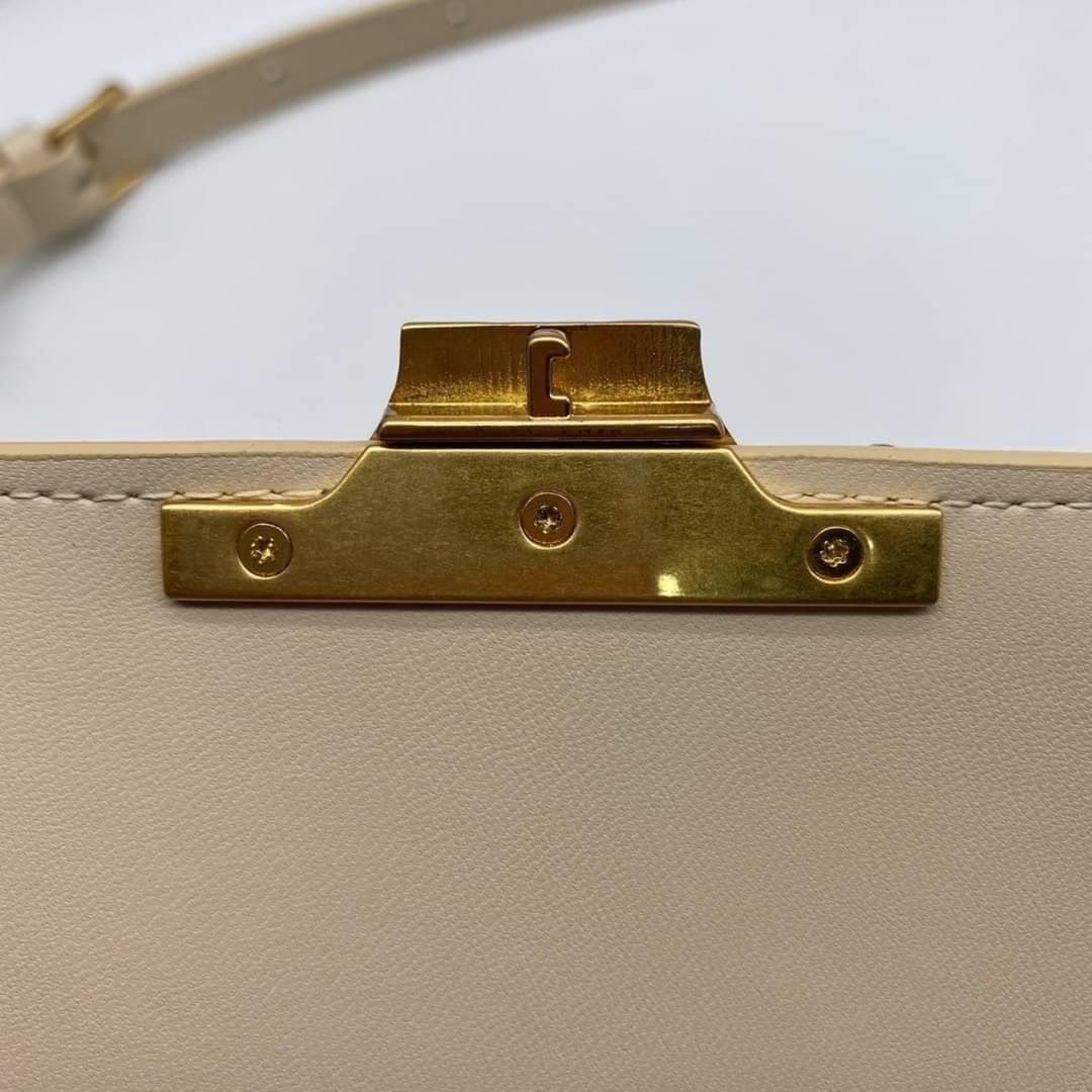 TEEN 18cm : CELINE TEEN TRIOMPHE BAG IN SHINY CALFSKIN / Celine Triomphe Bag / Celine Bag พร้อมส่ง 7 สี เกรดออริ 1:1 กระเป๋าแบรนด์หรูที่ควรมีแห่งปี รูปทรงสี่เหลี่ยมรุ่นฮอตฮิตของเหล่าดาราและเซเลบทั้งหลาย ดีไซต์เรียบหรู