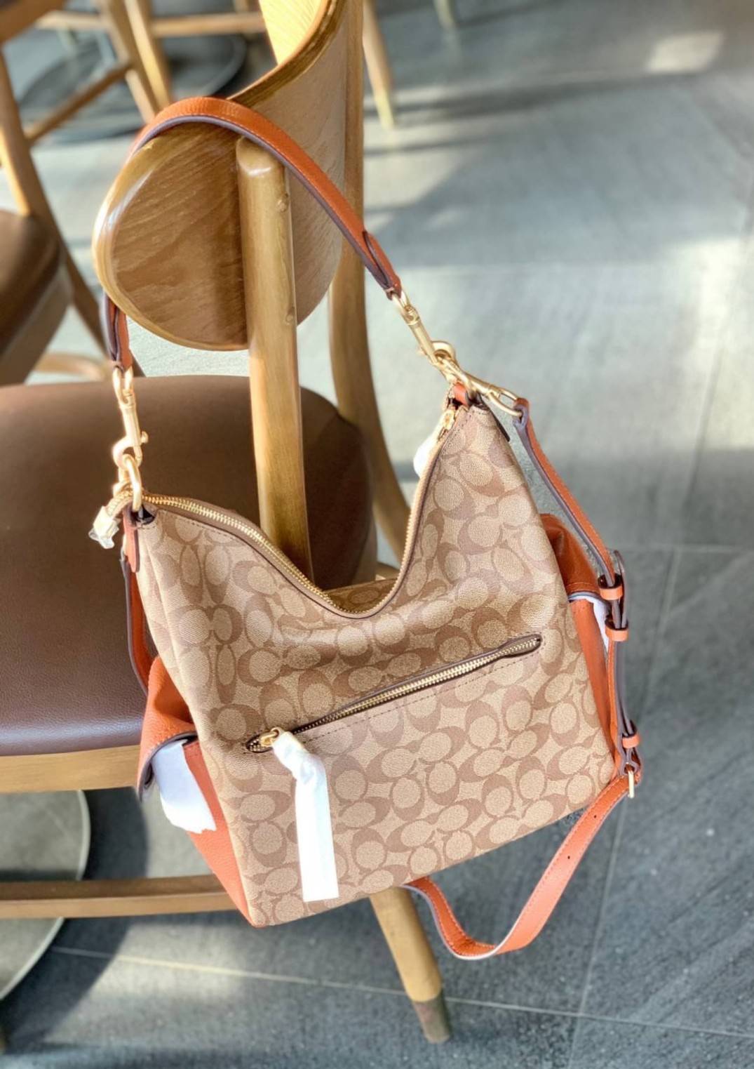 COACH PENNIE SHOULDER BAG ((C1523)) ✔️กระเป๋าหิ้ว//คล้องไหล่//สะพายข้างได้ สุดคุ้ม! ✔️ใบใหญ่ ทรงสวยใส่ของได้จุมาก หนังแท้ หนังนิ่ม สัมผัสแล้วหลงรักแน่นอนค่ะ ✔️ปากกระเป๋ากว้าง ล้วงหยิบของสะดวกมากๆ ภายในกระเป๋าโล่งกว้าง สัมภาระเยอะๆหายห