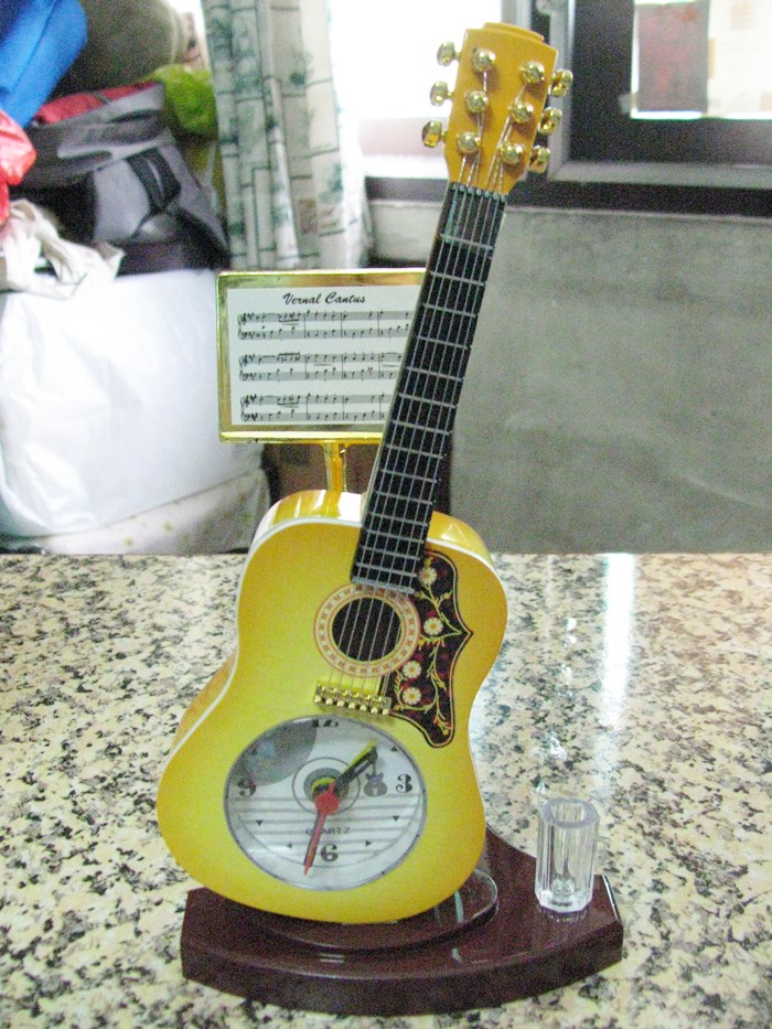 สินค้าหมดค่ะ นาฬิกาปลุกกีต้าร์สีเหลืองค่ะ