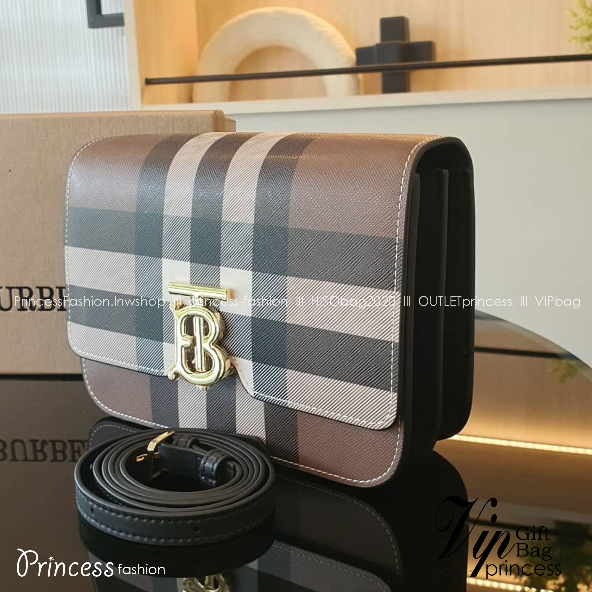 BURBERRY FRAGRANCES CROSSBODY BAG / BURBERRY FRAGRANCES QUITED LAMBSKIN BAG ตัวกระเป๋าเป็นหนัง Lambskin นิ่มสวยหรูดูดี เปิดปิดด้วยฝาปิดสัญลักษณ์รูปตัว B ภายในโล่งกว้าง