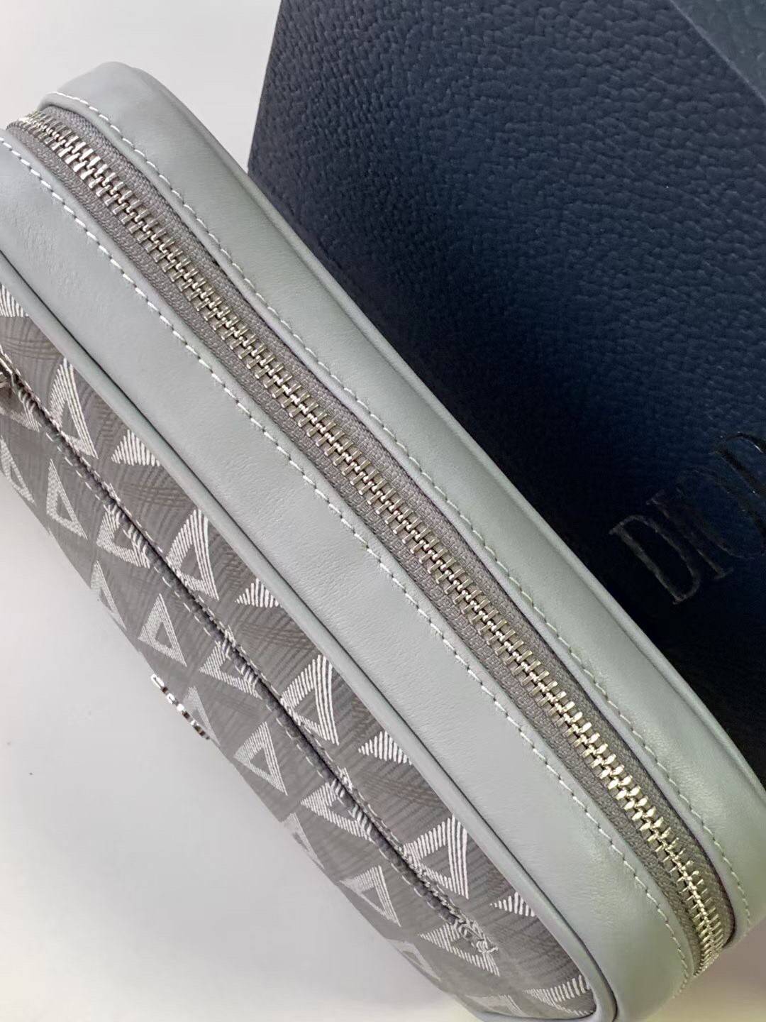 DIOR TOILETRY BAG Oblique Jacquard / Dior Toiletry Handbag พร้อมส่ง กระเป๋าถือมีสายคล้องมือ สวยหรูหราเป็นเอกลักษณ์แบรนด์ **สินค้าเกรดท็อปออริจินอล 1:1 สลับแท้ เกรดดีสุด ใช้งานต่างประเทศได้