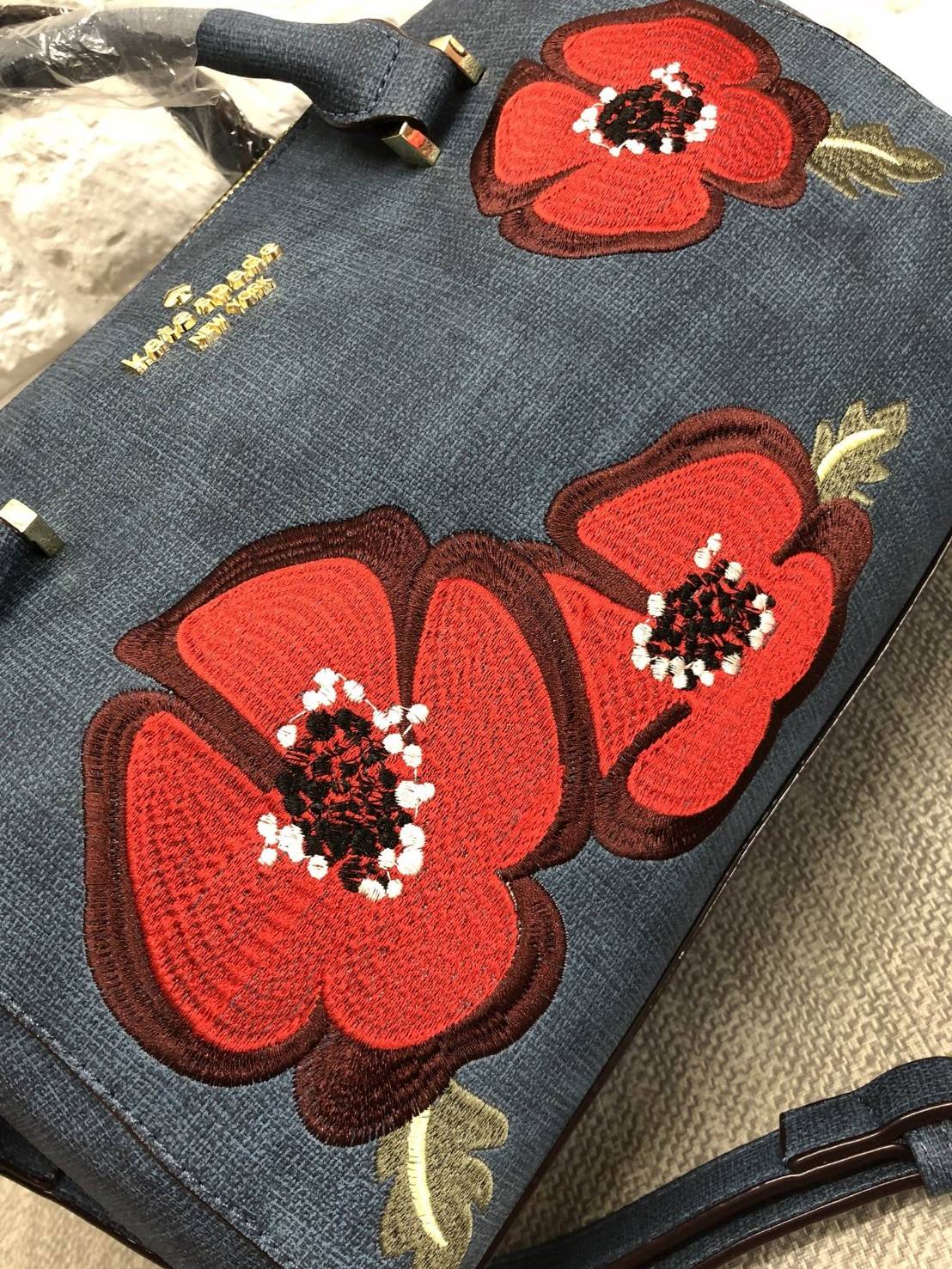 New arrival. Kate spade new york women’s bag 2018 พร้อมส่งรุ่นใหม่ล่าสุด กระเป๋าถือหรือสะพายข้างทรงหมอน มีมาให้เลือกถึง 4 ลาย ด้านหน้าติดโลหะโลโก้แบรนด์ตัวใหญ่ อะไหล่ทอง เปิดปิดกระเป๋าแบบซิป ภายในโล่ง กว้าง ใส่ของจุ มีช่องซิปหนึ่งช่อง ช่องเล็กสองช่อง ด้าน