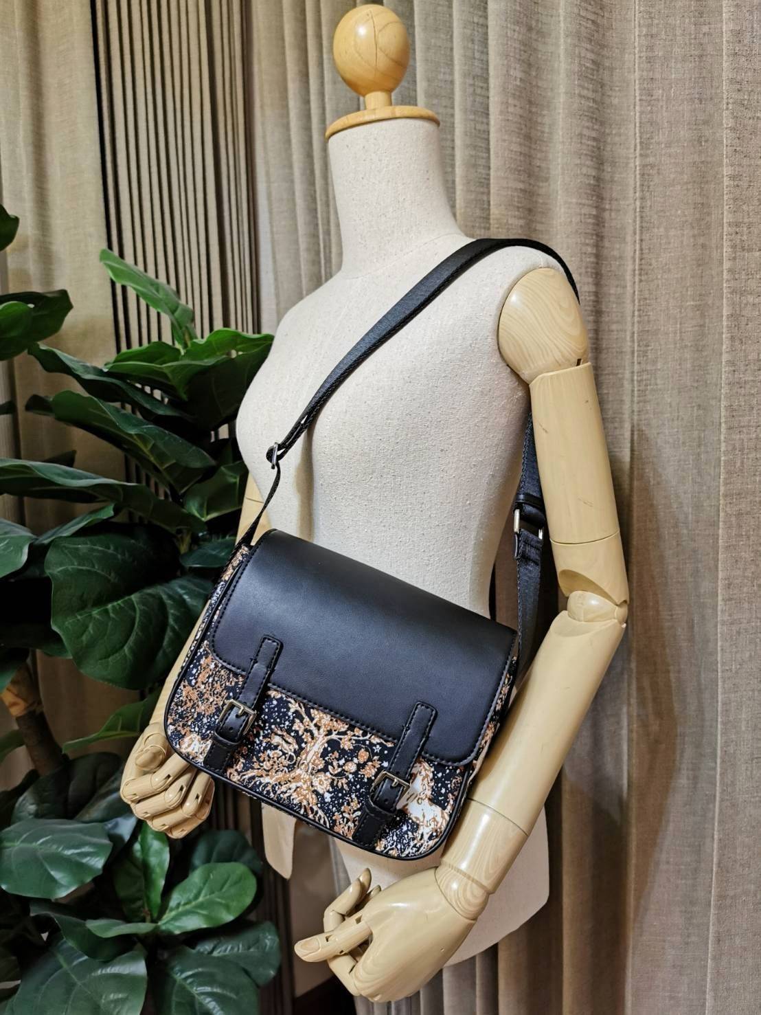 CHRISTIAN DIOR MESSENGER BAG GIFT WITH PURCHASE (GWP) พรีเมี่ยมกิ้ฟรุ่น Limited จาก DIOR DUTYFREE COUNTER ดีไซน์ทรงสี่เหลี่ยมขึ้นลาย Dior สวยหรูดูดีโดดเด่นเป็นเอกลักษณ์ เปิดปิดด้วยฝาปิดกระดุมแม่เหล็ก ภายในโล่งมีโลโก้และช่องซิปใส่มือถือ กระเป๋าสตางค์ยาว ขอ