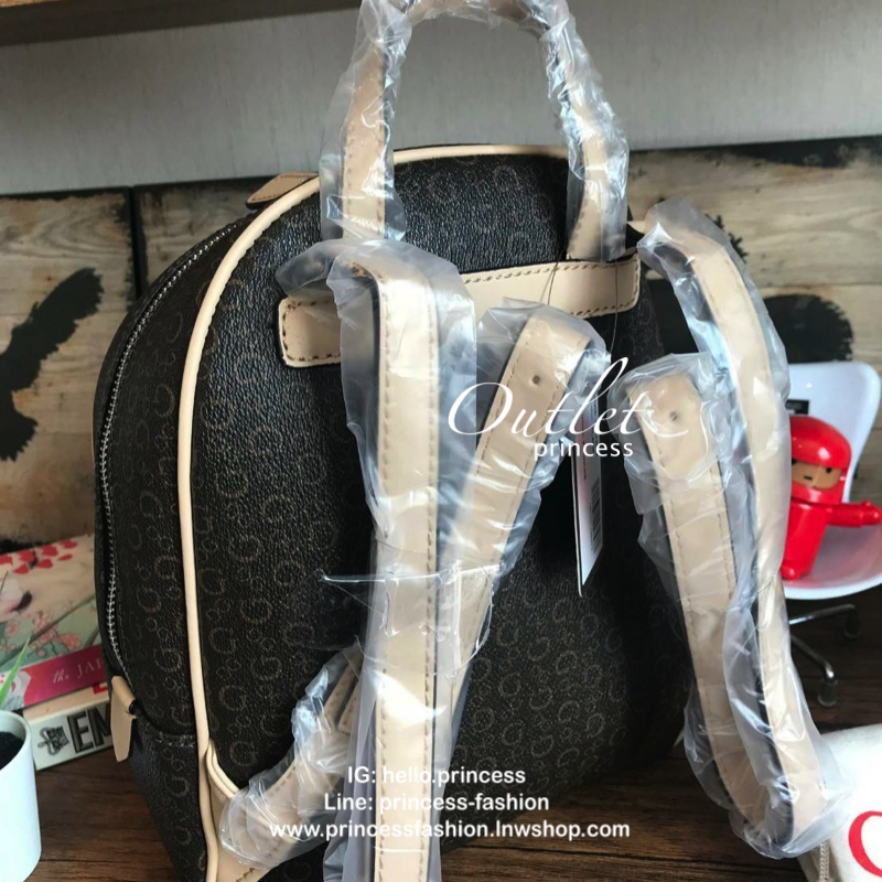 Guess Factory Mini Backpack กระเป๋าเป้สะพายขนาดกลาง มีฐานกว้าง จุของได้เยอะ เปิดปิดด้วยซิปคู่ใช้งานง่าย ภายในกว้าง ใส่กระเป๋าสตางค์ มินิไอแพคและของจุกจิกอื่นได้ ด้านหน้ามี1ช่องซิปใช้งาน ประดับโลโก้รูปสามเหลี่ยม สายสะพายปรับได้เพื่อนการใช้งานที่คล่องตัว เห