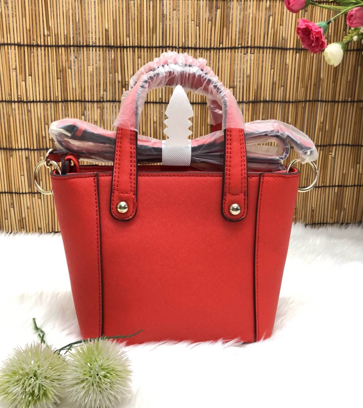 GUESS DELANEY MINI CROSSBODY BAG กระเป๋าถือหรือสะพายข้างได้ วัสดุหนังลาย saffiano ด้านหน้ามีโลโก้แบรนด์ พร้อมตกแต่งรูปดาว และ tag brand ห้อยที่หูกระเป๋า ตัวกระเป๋าเปิดแบบซิป ภายในโล่ง จุได้พอประมาณค่ะ มีช่องซิปอและช่องเล็ก มาพร้อม สายยาวปรับระดับได้ ราคาส