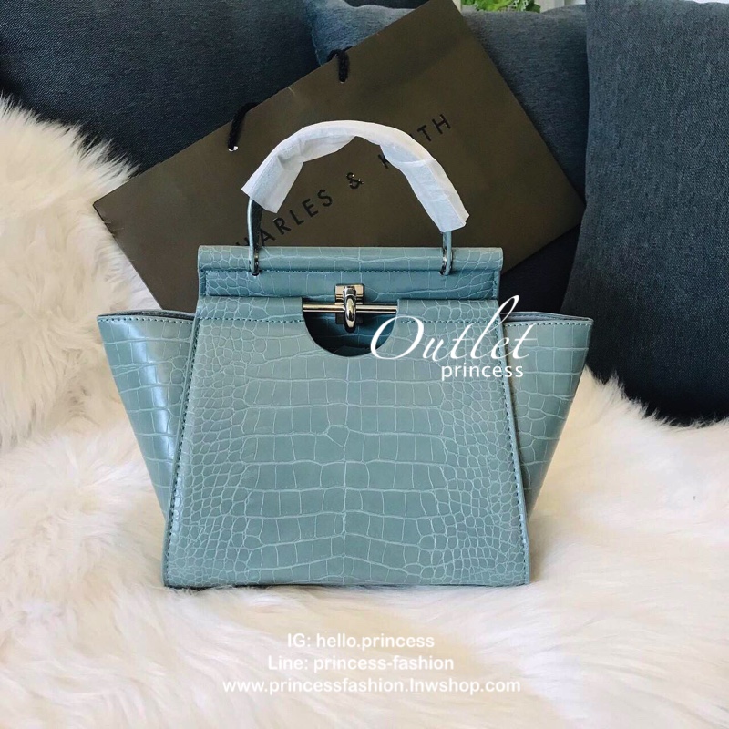 New arrival!! CHARLES & KEITH CROC-EFFECT TRAPEZE BAG กระเป๋าสะพายรุ่นใหม่ล่าสุด วัสดุหนังเรียบเงาสวย นิ่ม น้ำหนักเบา อะไหล่เงิน เปิดปิดกระเป๋าแบบกดล็อก ด้านในโล่งกว้างมีช่องซิปสำหรับใส่ของ ใส่กระเป๋าสตางค์ใบยาว Iphone+ได้ทุกรุ่น มาพร้อมสายสะพายยาวถอด-ปรั