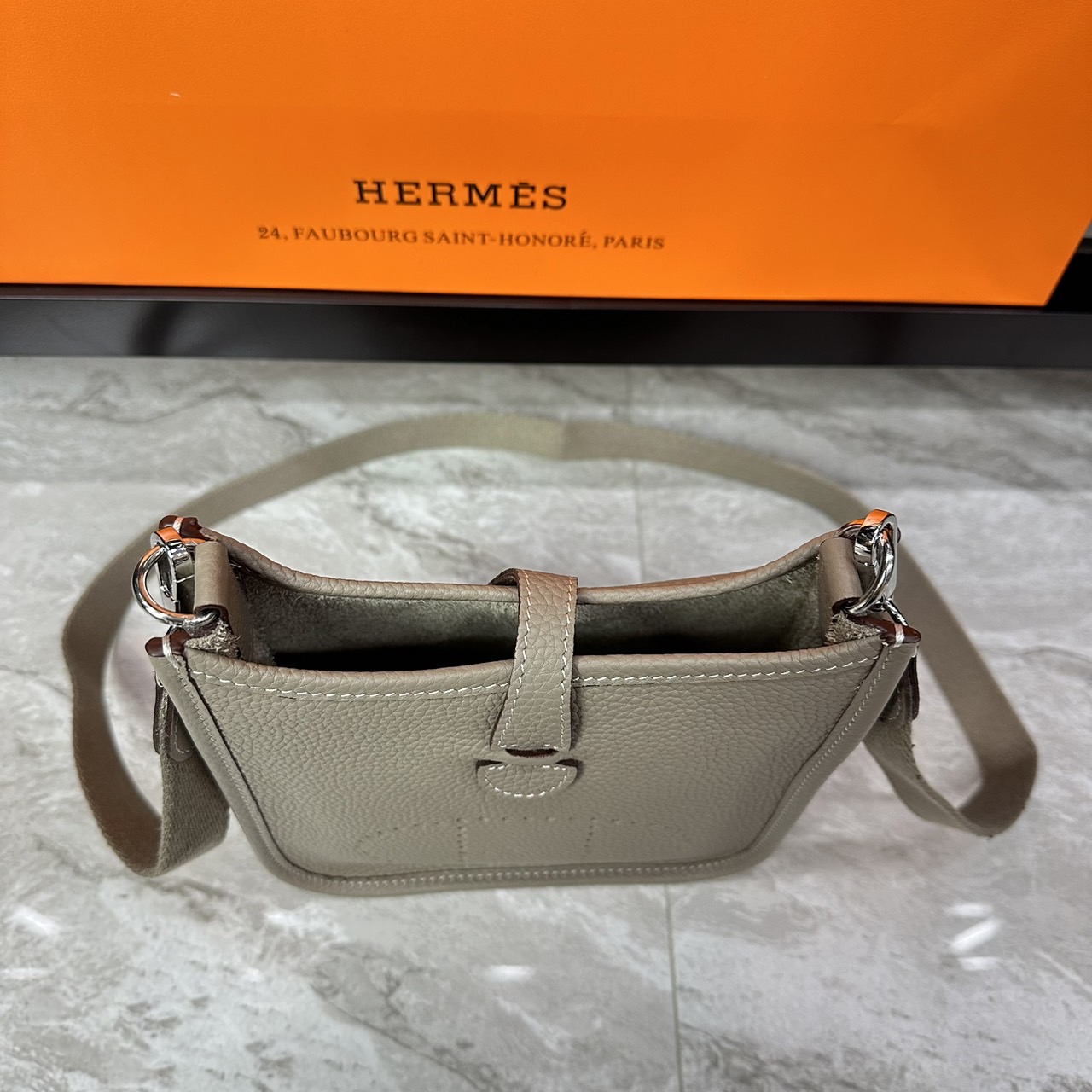 HERMES Evelyne TPM Bag The Perfect Mini Crossbody Bag 17cm กระเป๋าทรงโท้ทแบรนด์หรู เอกลักษณ์ของความสง่างาม เกรดออริ สลับแท้ 1:1 ใช้งานต่างประเทศได้