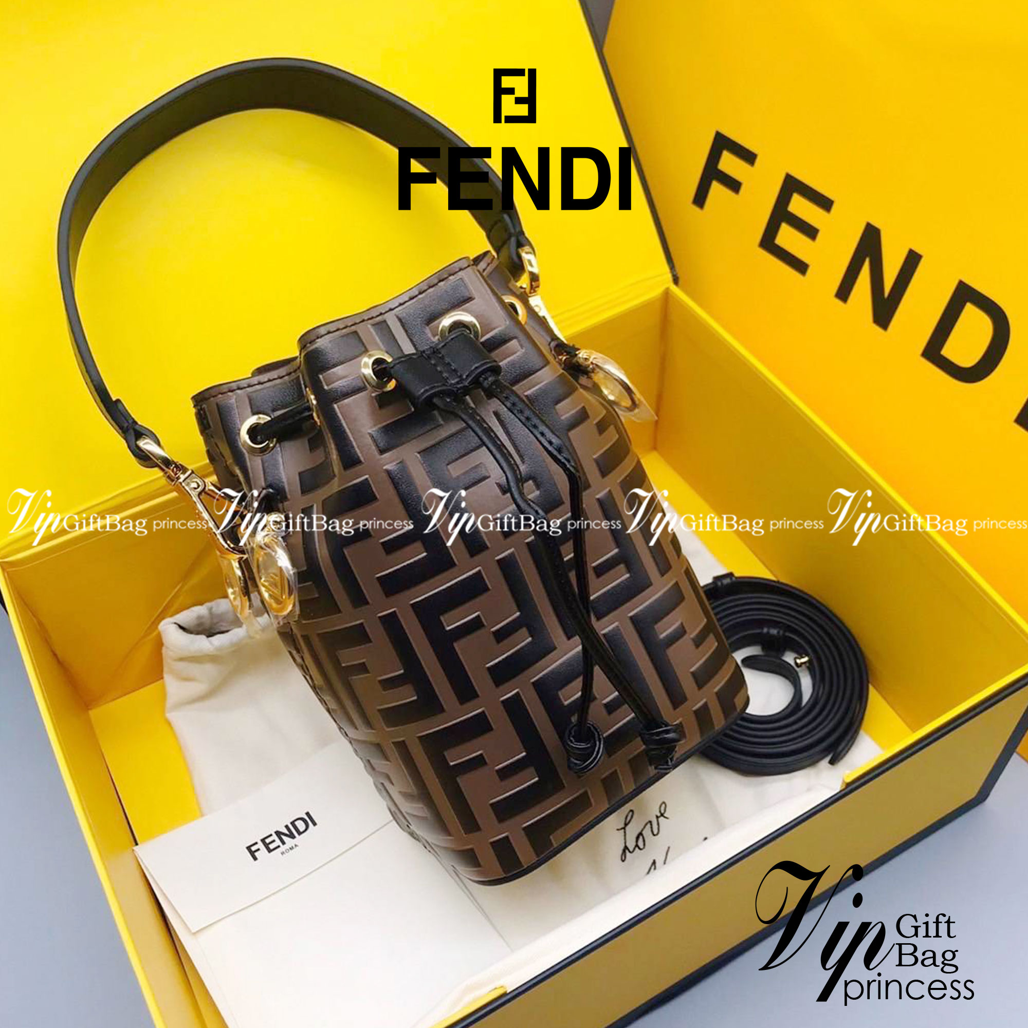 หนังแท้ 】Ori Fendi MonTresor mini Bucket Bag กระเป๋าถือหรือสะพายข้าง วัสดุหนังแท้ทรงขนมจีบ ลายแบรนด์ อะไหล่ทองหรูหรา จุของได้เยอะ น้ำหนักเบา ตั้งอยู่ทรง ด้านในโล่ง มี2สาย สายสั้น+ยาว ถอดสายได้ Crossbody ได้ สายยาวปรับระดับได้ คุ้มสุดๆ ใบนี้ไม่ควรพลาดค่ะ ด