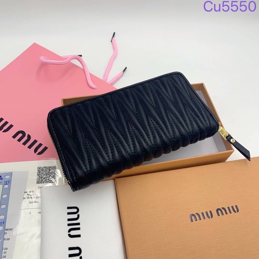 MIU MIU LONG ZIPPER WALLET / MIU MIU WALLET กระเป๋าสตางค์ใบยาว น่ารักพาใจฟู ดีไซน์น่ารักน่าใช้มาก เรียบง่ายแต่มีความโดดเด่นเปิด-ปิดด้วยซิป ภายในมีช่องใส่บัตร และใส่ธนบัตรได้ พร้อมช่องซิปแยกใส่เหรียญได้อีก พกพาง่าย