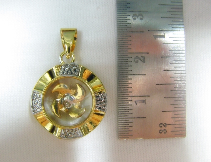 จี้กังหัน4ใบสีเงินทองเสริมดวงพร้อมกล่องกำมะหยี่ค่ะ