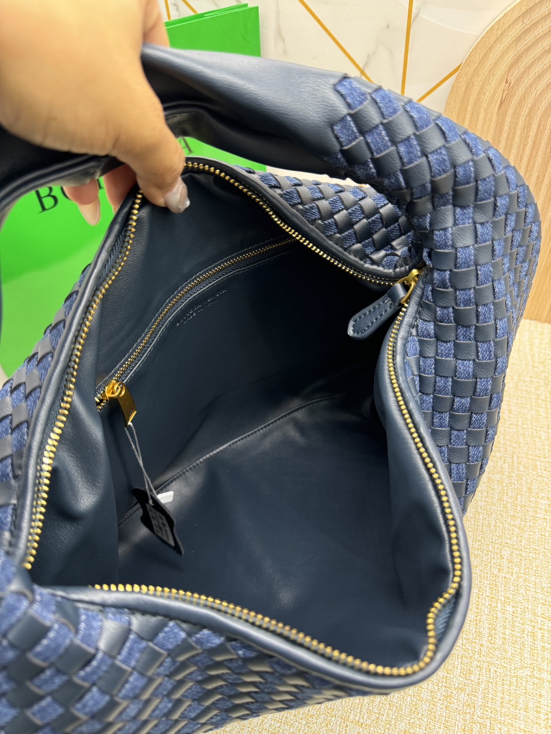 BOTTEGA Hop Large denim and leather tote bag in blue 47cm / BOTTEGA Hobo Bag กระเป๋าสะพายไหล่ใบใหญ่ จุของได้เยอะมาก วัสดุเดนิมคอตตอน ดีไซส์สานเป็นเอกลักษณ์สวยงาม เกรดออริ 1:1