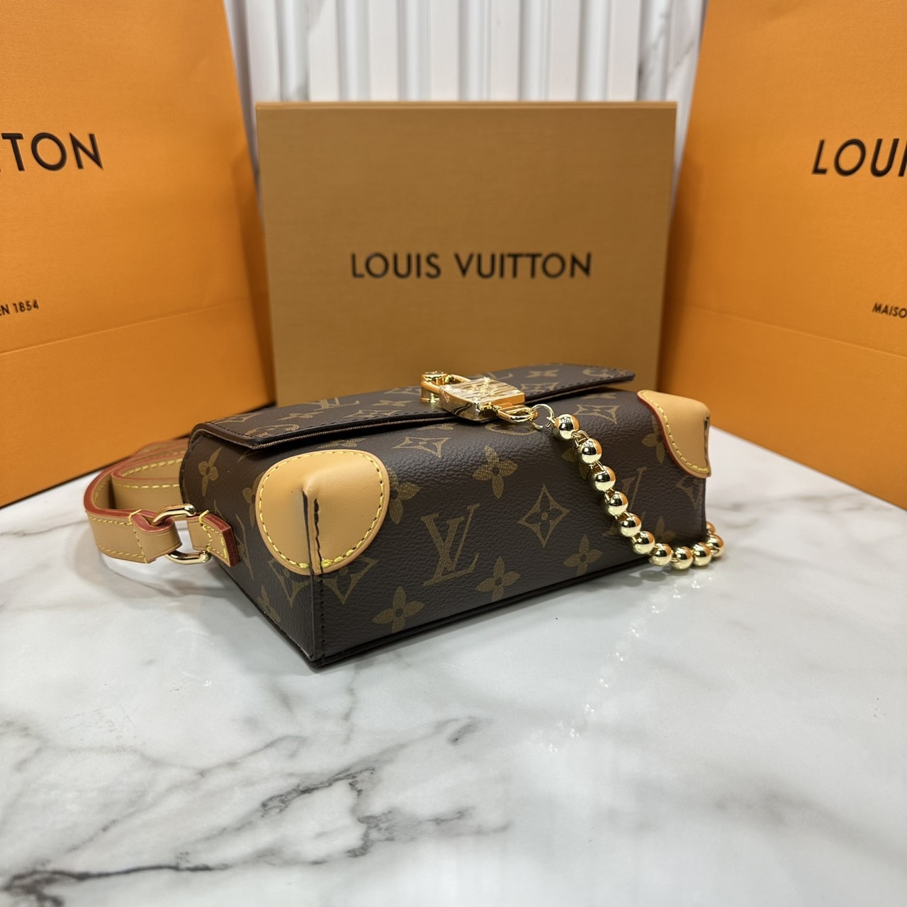 ORI หนังแท้ | LV Steamer crossbody bag Monogram Canvas / LV Trunk Bag กระเป๋าสะพาย กระเป๋าสตางค์แบบสะพายรุ่น Steamer รังสรรค์จาก Monogram แคนวาส แต่งขอบหนัง Aged Natural และฮาร์ดแวร์สีทอง