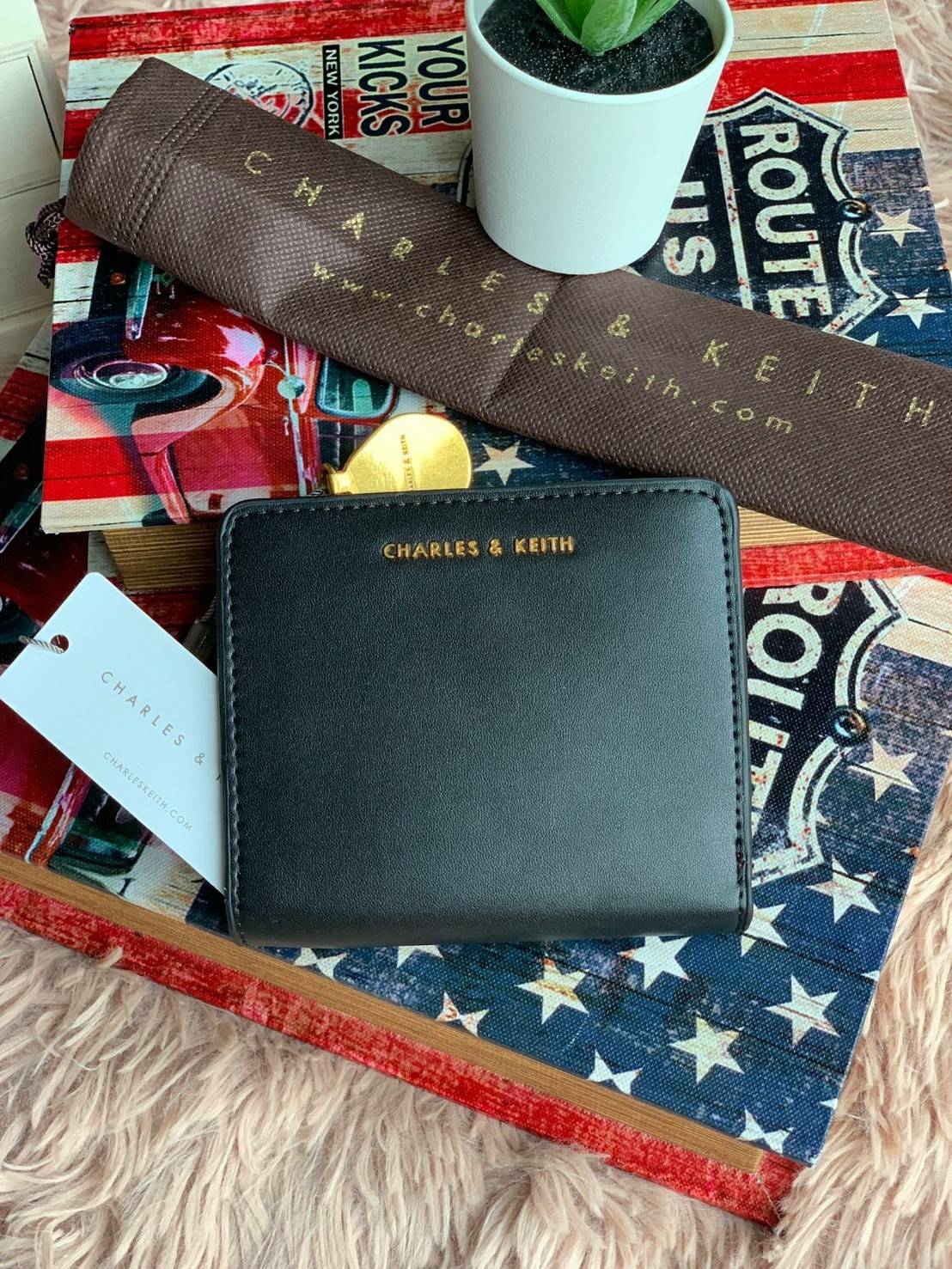 Charles & keith Classic Mini Snap Button Wallet กระเป๋าสตางค์ทรงสั้นรุ่นใหม่ชนช้อป! วัสดุpuหนังเรียบนิ่ม ด้านหน้าประดับโลโก้แบรนด์ด้วยโลหะตัวนูน ภายในเปิดปิดด้วยกระดุมทั้ง2ด้าน มีช่องซิปใส่เหรียญใบเล็ก สามารถถอดแยกกับชิ้นใหญ่ได้ ภายในยังมีช่องเสียบบัตร แล