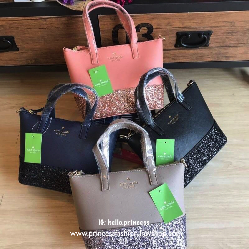 Kate Spade INA Greta Court Glitter Crossbody กระเป๋าถือหรือสะพายใบเล็ก วัสดุหนัง Saffiano สวยหรู ด้านหน้าประดับโลโก้สีทองสวย ก้นกระเป๋ามีดีเทลด้วยGlitter วิ้งๆดูหรู ภายในมีช่องซิปและช่องเล็ก สามารถใส่ ipad mini กระเป๋าสตางค์ใบยาวและของจุกจิกได้เยอะ มีหมุด