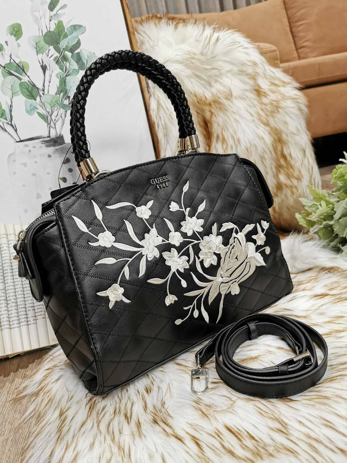 GUESS WOMAN CROSS BODY BAG กระเป๋าถือ/สะพายรุ่นใหม่ล่าสุดจาก GUESS FACTORY หนังสวยอยู่ทรงขนาดกำลังดี น้ำหนักเบา ด้านหน้าประดับโลโก้แบรนด์เปิดปิดด้วยซิปสะดวกใช้ ด้านข้างมีกระดุมปรับขยาย ภายในมีโลโก้ ช่องซิปและช่องใส่ของ ซับในพิมพ์แบรนด์ ใส่กระเป๋าสตางค์ มื