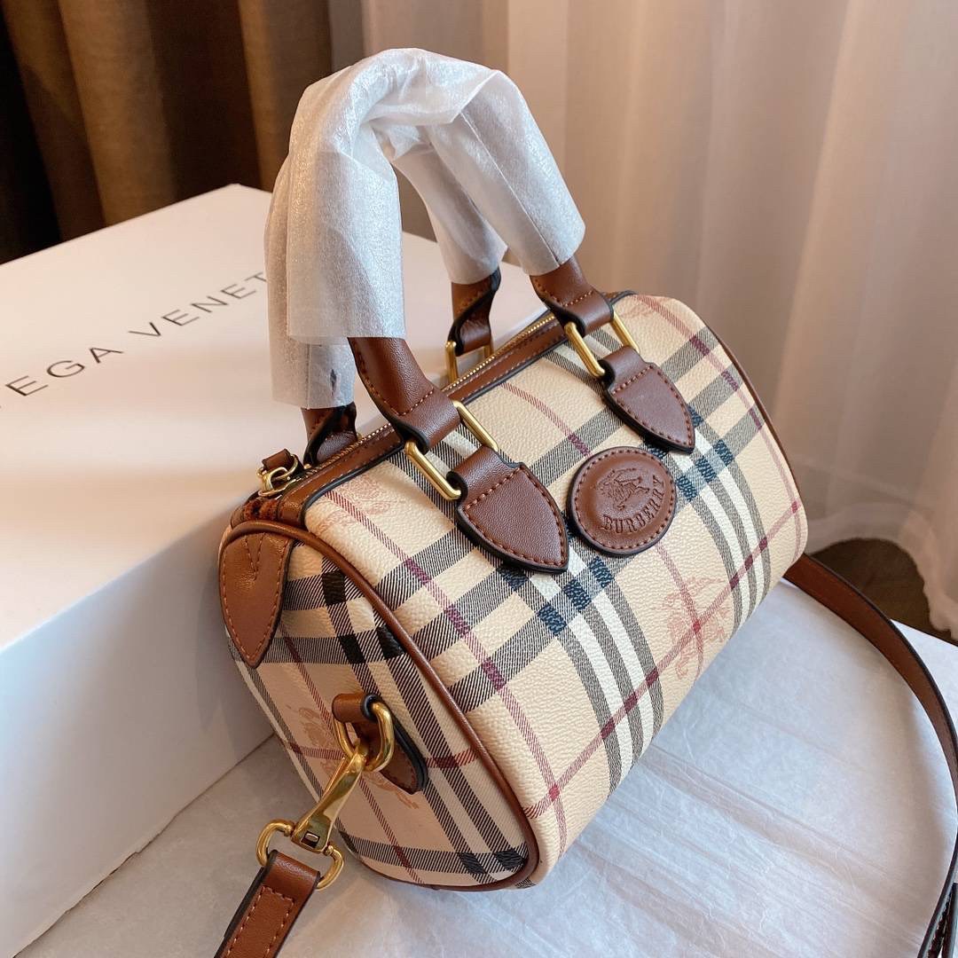 BURBERRY MINI PILLOW VINTAGE BAG Limited Edition วัสดุหนังPVC หนังนิ่ม เปิดปิดด้วยซิปยาวที่จับหนัง ภายในมีช่องใส่ของโล่งกว้าง พร้อมช่องเล็กอีกหนึ่งช่อง สามารถใส่มือถือ กระเป๋าสตางค์สั้น ของจุกจิกได้ มาพร้อมสายสะพายยาวหนังแท้ อะไหล่แบรนด์สีทองวินเทจ Rare i