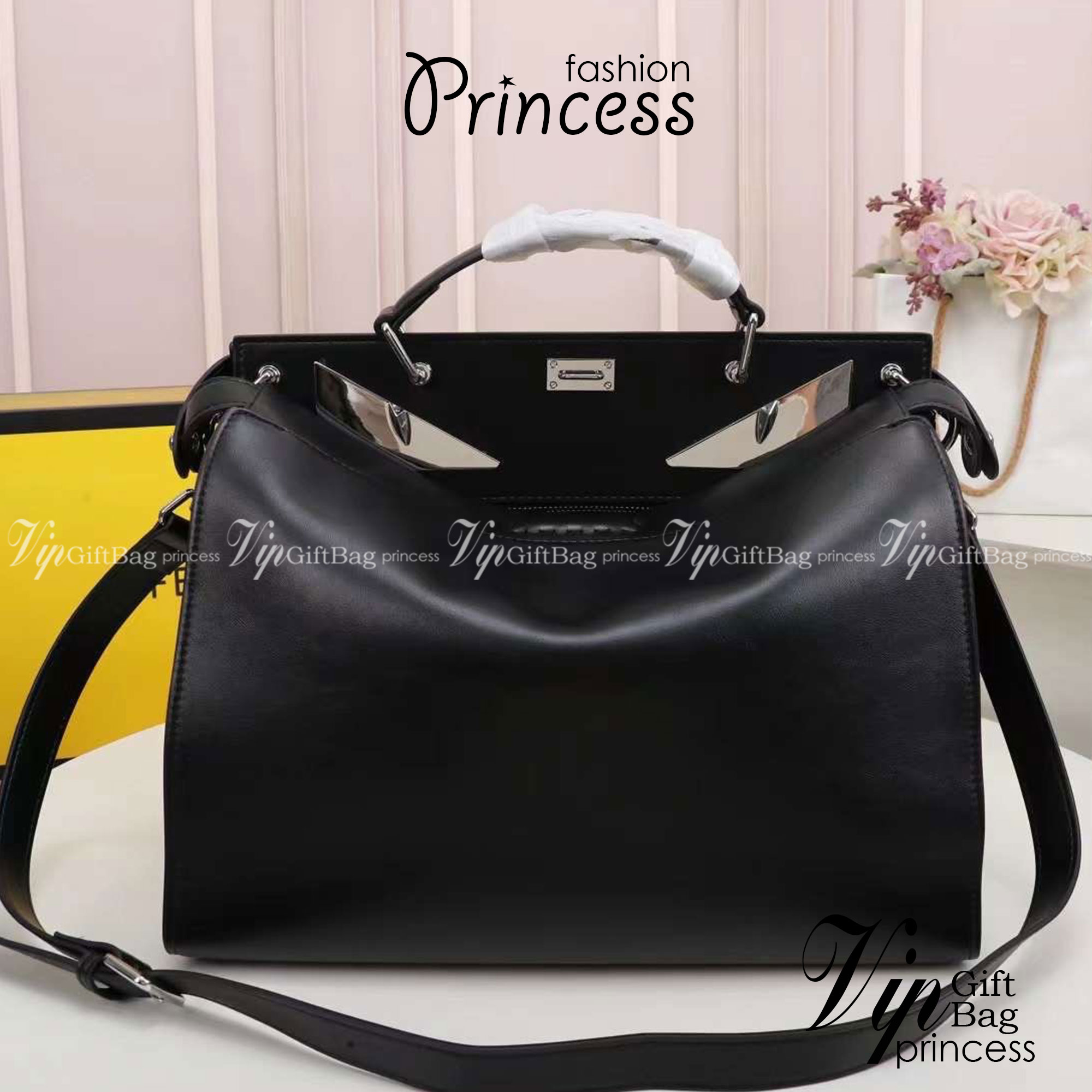 FENDI Monster Bag 36cm เกรดเทพออริจินอล กระเป๋ายอดนิยมของแบรนด์ ดีไซน์สวยเรียบหรูแฝงด้วยความเก๋ สามารถสะพายหรือถือ เหมาะสมกับวัยรุ่น สะดวกในการพกพาไม่ว่าสาว ๆ จะไปเที่ยวต่างจังหวัด ต่างประเทศหรือแม้กระทั่งทำกิจกรรมแอดเวนเจอร์ต่าง ๆ ก็ไม่ทำให้เกะกะแต่อย่าง