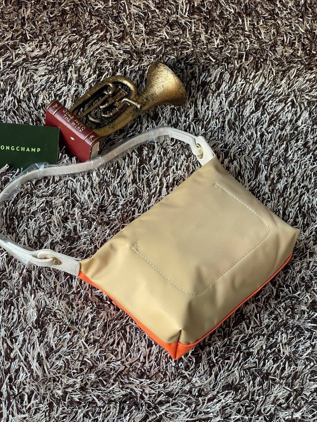 LONGCHAMP LE PLIAGE RE-PLAY Shoulder bag แฟน ๆ ของกระเป๋าไนลอนพกพาอันเป็นเอกลักษณ์ของแบรนด์ ตอนนี้มีคอลเลกชั่นใหม่ล่าสุดให้เลือกสรร