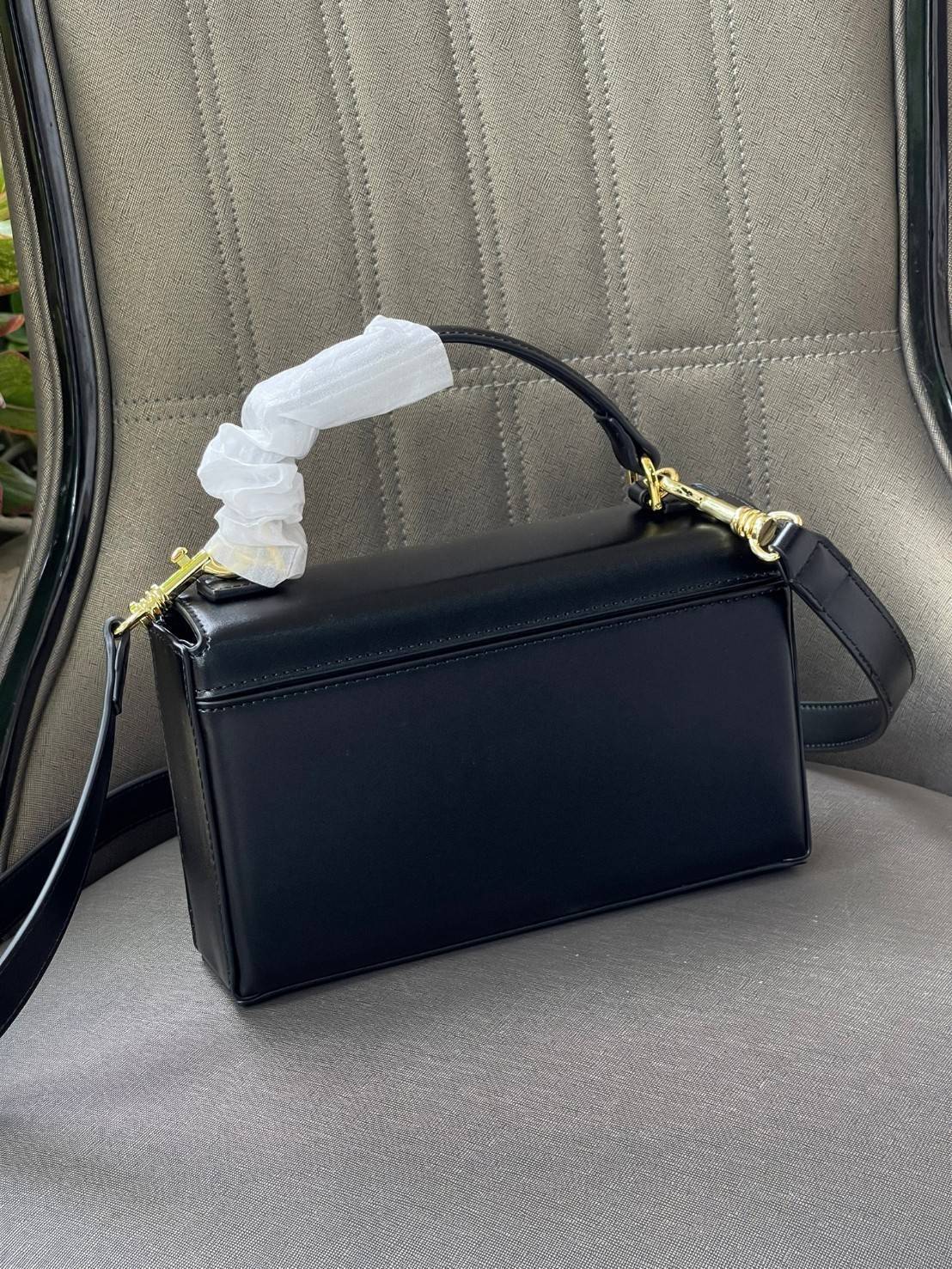 Celine Triomphe shoulder handbag Bag / Celine box triomphe in Natural Calfskin Tan กระเป๋าสะพายเรียบหรูและดูทันสมัยใบนี้ออกมา ให้คุณเลือกสะพายในชีวิตประจำวันเข้ากับการแต่งตัวสบาย ๆ หรือถอดสายถืงออกงานปาร์ตี้สังสรรค์ ก็ช่วยให้คุณดูโดดเด่นได้เช่นกัน นอกจากน